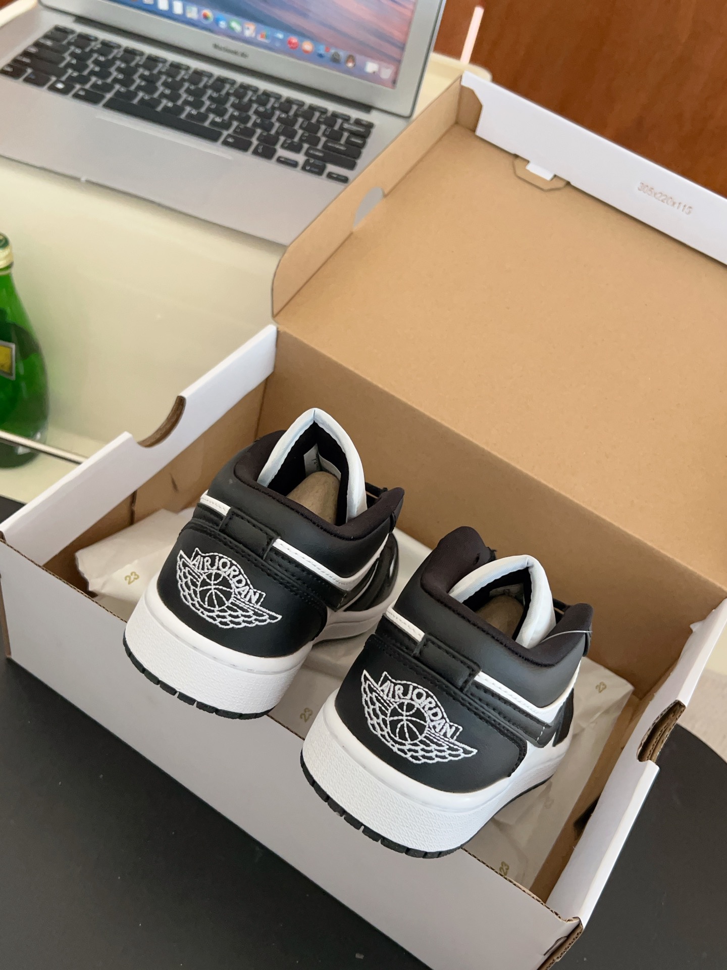 供货价:40💰『乔丹熊猫篇』🐼性价比之万,原盒真标推荐入手,𝐉𝐨𝐫𝐝𝐚𝐧 𝐀𝐢𝐫 𝐉𝐨𝐫𝐝𝐚𝐧 1 熊猫潮流复古篮球鞋AJ熊猫鲨疯了！还有比黑白更百搭吗？经典的AJ1低帮鞋型！黑白熊猫配色从来不会让我失望！！！搭配经久不衰的黑白熊猫配色搭配后跟针织飞翼logo随意驾驭！柔软的牛皮质减少鞋头折痕的鞋底相比空军一号走路更加舒适也不会掉跟搭配后跟Air气垫，简直日常出街利器！！
尺码:36-44