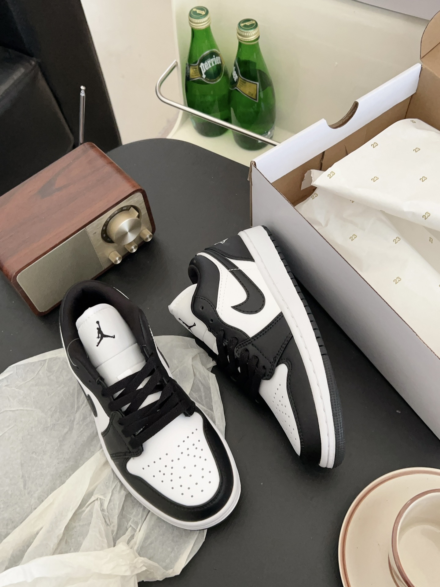 供货价:40💰『乔丹熊猫篇』🐼性价比之万,原盒真标推荐入手,𝐉𝐨𝐫𝐝𝐚𝐧 𝐀𝐢𝐫 𝐉𝐨𝐫𝐝𝐚𝐧 1 熊猫潮流复古篮球鞋AJ熊猫鲨疯了！还有比黑白更百搭吗？经典的AJ1低帮鞋型！黑白熊猫配色从来不会让我失望！！！搭配经久不衰的黑白熊猫配色搭配后跟针织飞翼logo随意驾驭！柔软的牛皮质减少鞋头折痕的鞋底相比空军一号走路更加舒适也不会掉跟搭配后跟Air气垫，简直日常出街利器！！
尺码:36-44