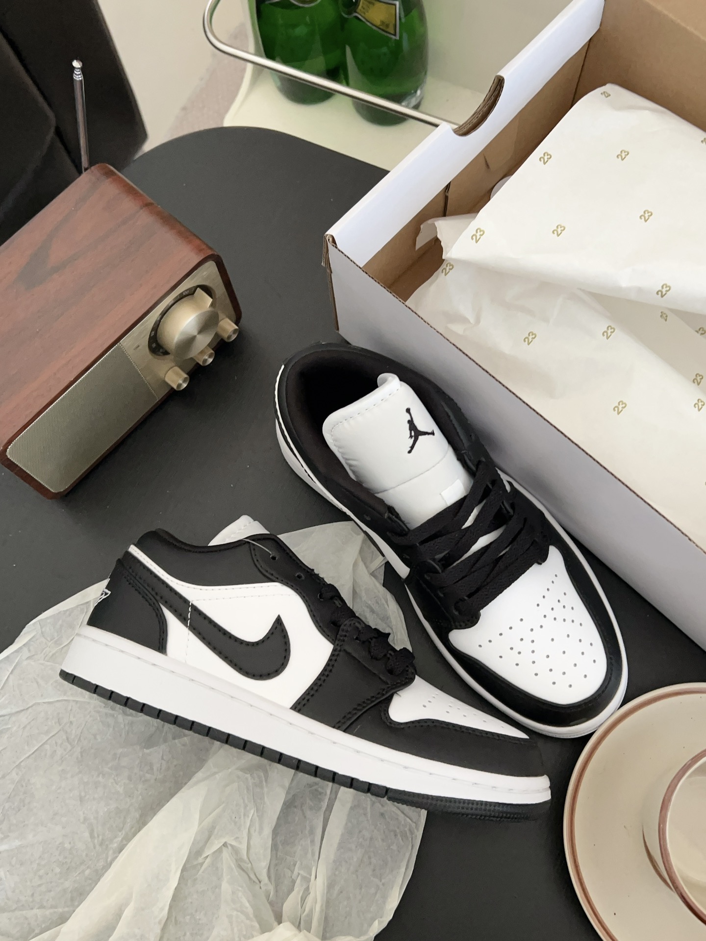 供货价:40💰『乔丹熊猫篇』🐼性价比之万,原盒真标推荐入手,𝐉𝐨𝐫𝐝𝐚𝐧 𝐀𝐢𝐫 𝐉𝐨𝐫𝐝𝐚𝐧 1 熊猫潮流复古篮球鞋AJ熊猫鲨疯了！还有比黑白更百搭吗？经典的AJ1低帮鞋型！黑白熊猫配色从来不会让我失望！！！搭配经久不衰的黑白熊猫配色搭配后跟针织飞翼logo随意驾驭！柔软的牛皮质减少鞋头折痕的鞋底相比空军一号走路更加舒适也不会掉跟搭配后跟Air气垫，简直日常出街利器！！
尺码:36-44