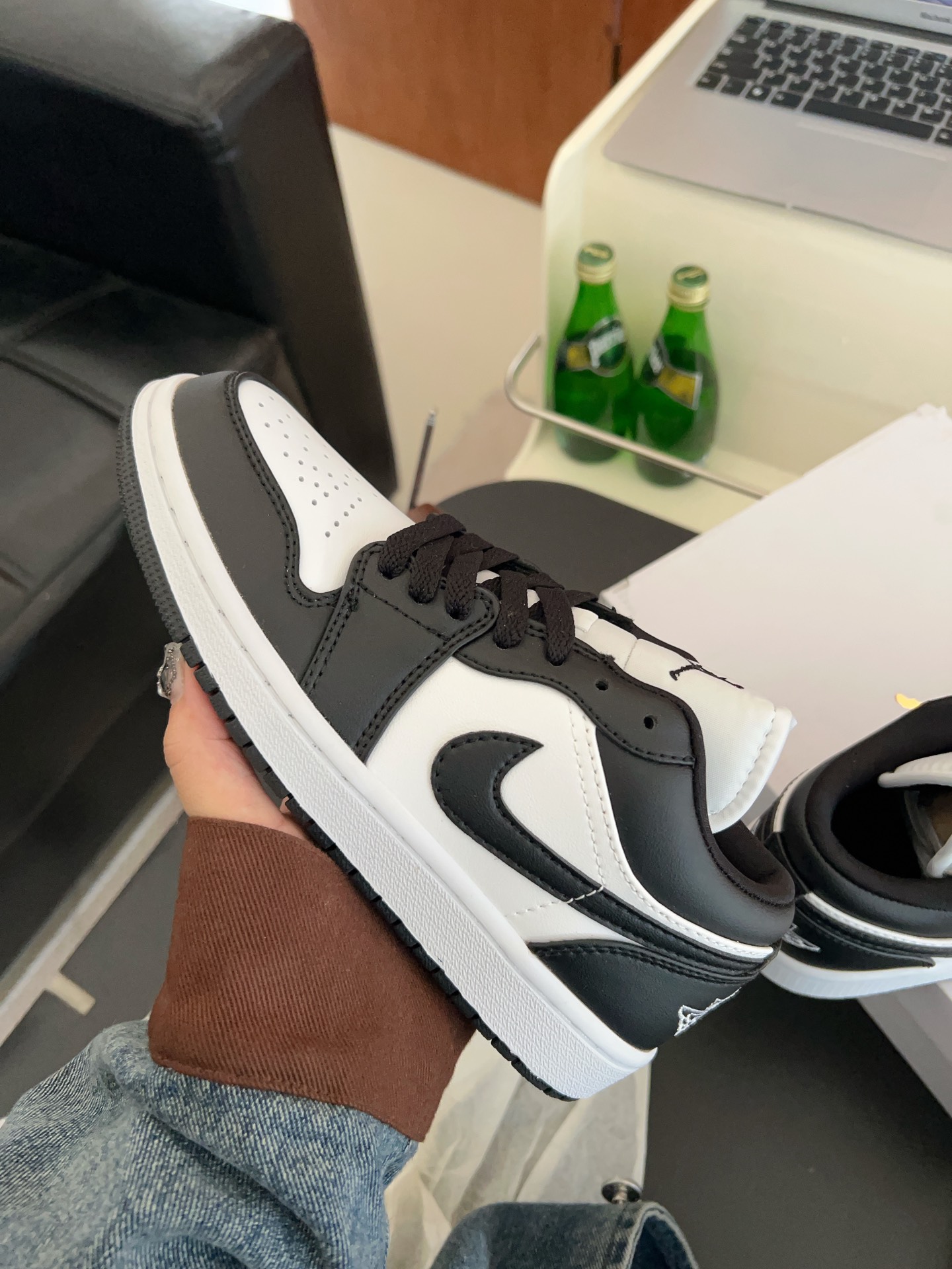 供货价:40💰『乔丹熊猫篇』🐼性价比之万,原盒真标推荐入手,𝐉𝐨𝐫𝐝𝐚𝐧 𝐀𝐢𝐫 𝐉𝐨𝐫𝐝𝐚𝐧 1 熊猫潮流复古篮球鞋AJ熊猫鲨疯了！还有比黑白更百搭吗？经典的AJ1低帮鞋型！黑白熊猫配色从来不会让我失望！！！搭配经久不衰的黑白熊猫配色搭配后跟针织飞翼logo随意驾驭！柔软的牛皮质减少鞋头折痕的鞋底相比空军一号走路更加舒适也不会掉跟搭配后跟Air气垫，简直日常出街利器！！
尺码:36-44