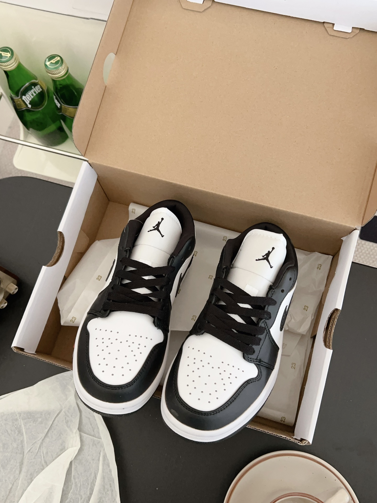 供货价:40💰『乔丹熊猫篇』🐼性价比之万,原盒真标推荐入手,𝐉𝐨𝐫𝐝𝐚𝐧 𝐀𝐢𝐫 𝐉𝐨𝐫𝐝𝐚𝐧 1 熊猫潮流复古篮球鞋AJ熊猫鲨疯了！还有比黑白更百搭吗？经典的AJ1低帮鞋型！黑白熊猫配色从来不会让我失望！！！搭配经久不衰的黑白熊猫配色搭配后跟针织飞翼logo随意驾驭！柔软的牛皮质减少鞋头折痕的鞋底相比空军一号走路更加舒适也不会掉跟搭配后跟Air气垫，简直日常出街利器！！
尺码:36-44