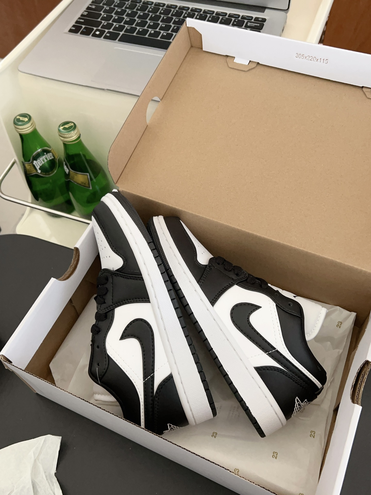 供货价:40💰『乔丹熊猫篇』🐼性价比之万,原盒真标推荐入手,𝐉𝐨𝐫𝐝𝐚𝐧 𝐀𝐢𝐫 𝐉𝐨𝐫𝐝𝐚𝐧 1 熊猫潮流复古篮球鞋AJ熊猫鲨疯了！还有比黑白更百搭吗？经典的AJ1低帮鞋型！黑白熊猫配色从来不会让我失望！！！搭配经久不衰的黑白熊猫配色搭配后跟针织飞翼logo随意驾驭！柔软的牛皮质减少鞋头折痕的鞋底相比空军一号走路更加舒适也不会掉跟搭配后跟Air气垫，简直日常出街利器！！
尺码:36-44