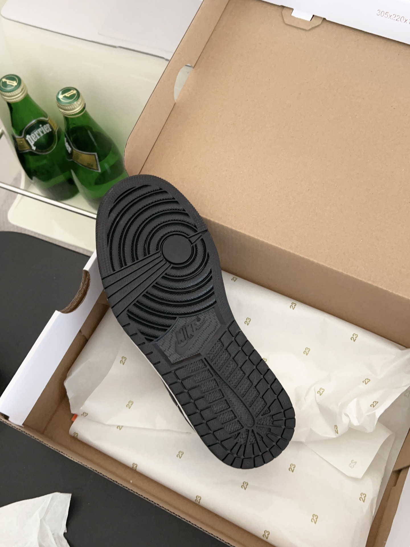 供货价:40💰『乔丹熊猫篇』🐼性价比之万,原盒真标推荐入手,𝐉𝐨𝐫𝐝𝐚𝐧 𝐀𝐢𝐫 𝐉𝐨𝐫𝐝𝐚𝐧 1 熊猫潮流复古篮球鞋AJ熊猫鲨疯了！还有比黑白更百搭吗？经典的AJ1低帮鞋型！黑白熊猫配色从来不会让我失望！！！搭配经久不衰的黑白熊猫配色搭配后跟针织飞翼logo随意驾驭！柔软的牛皮质减少鞋头折痕的鞋底相比空军一号走路更加舒适也不会掉跟搭配后跟Air气垫，简直日常出街利器！！
尺码:36-44