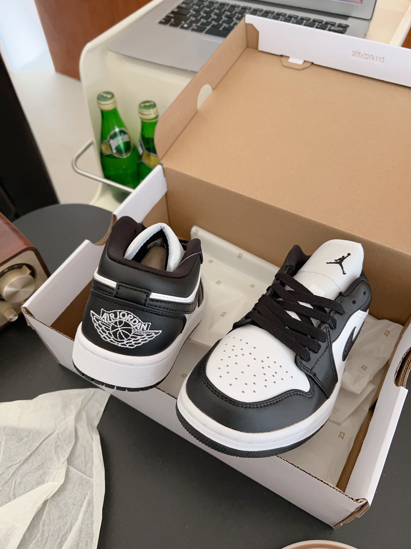 供货价:40💰『乔丹熊猫篇』🐼性价比之万,原盒真标推荐入手,𝐉𝐨𝐫𝐝𝐚𝐧 𝐀𝐢𝐫 𝐉𝐨𝐫𝐝𝐚𝐧 1 熊猫潮流复古篮球鞋AJ熊猫鲨疯了！还有比黑白更百搭吗？经典的AJ1低帮鞋型！黑白熊猫配色从来不会让我失望！！！搭配经久不衰的黑白熊猫配色搭配后跟针织飞翼logo随意驾驭！柔软的牛皮质减少鞋头折痕的鞋底相比空军一号走路更加舒适也不会掉跟搭配后跟Air气垫，简直日常出街利器！！
尺码:36-44