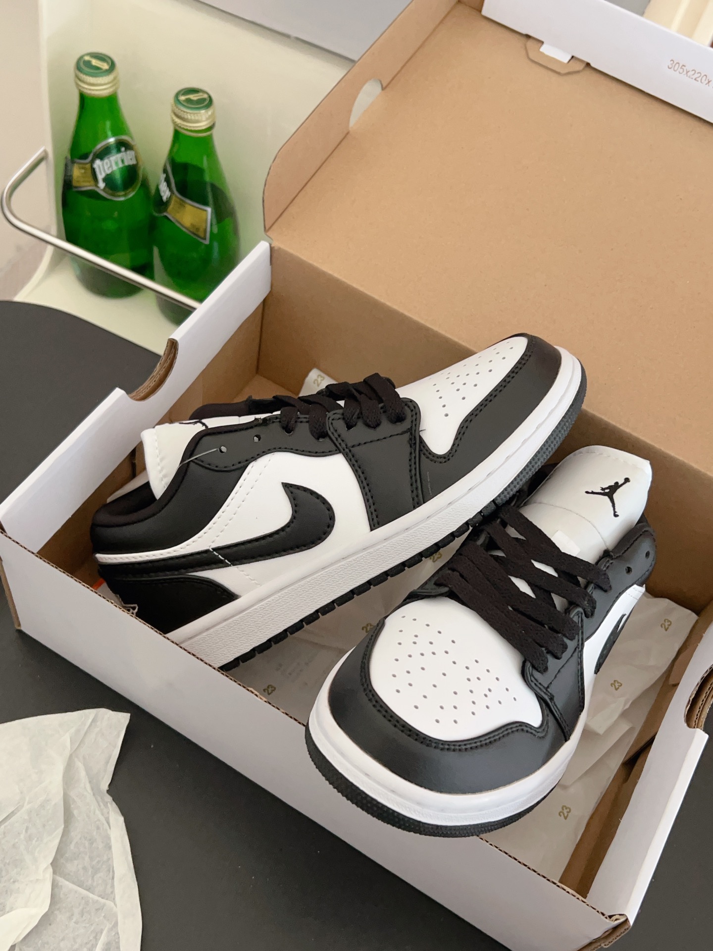供货价:40💰『乔丹熊猫篇』🐼性价比之万,原盒真标推荐入手,𝐉𝐨𝐫𝐝𝐚𝐧 𝐀𝐢𝐫 𝐉𝐨𝐫𝐝𝐚𝐧 1 熊猫潮流复古篮球鞋AJ熊猫鲨疯了！还有比黑白更百搭吗？经典的AJ1低帮鞋型！黑白熊猫配色从来不会让我失望！！！搭配经久不衰的黑白熊猫配色搭配后跟针织飞翼logo随意驾驭！柔软的牛皮质减少鞋头折痕的鞋底相比空军一号走路更加舒适也不会掉跟搭配后跟Air气垫，简直日常出街利器！！
尺码:36-44