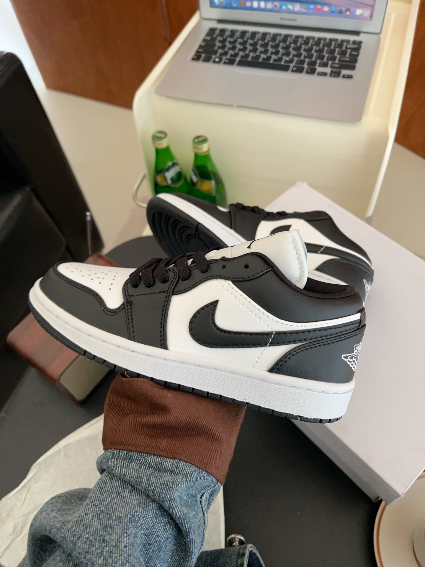 供货价:40💰『乔丹熊猫篇』🐼性价比之万,原盒真标推荐入手,𝐉𝐨𝐫𝐝𝐚𝐧 𝐀𝐢𝐫 𝐉𝐨𝐫𝐝𝐚𝐧 1 熊猫潮流复古篮球鞋AJ熊猫鲨疯了！还有比黑白更百搭吗？经典的AJ1低帮鞋型！黑白熊猫配色从来不会让我失望！！！搭配经久不衰的黑白熊猫配色搭配后跟针织飞翼logo随意驾驭！柔软的牛皮质减少鞋头折痕的鞋底相比空军一号走路更加舒适也不会掉跟搭配后跟Air气垫，简直日常出街利器！！
尺码:36-44