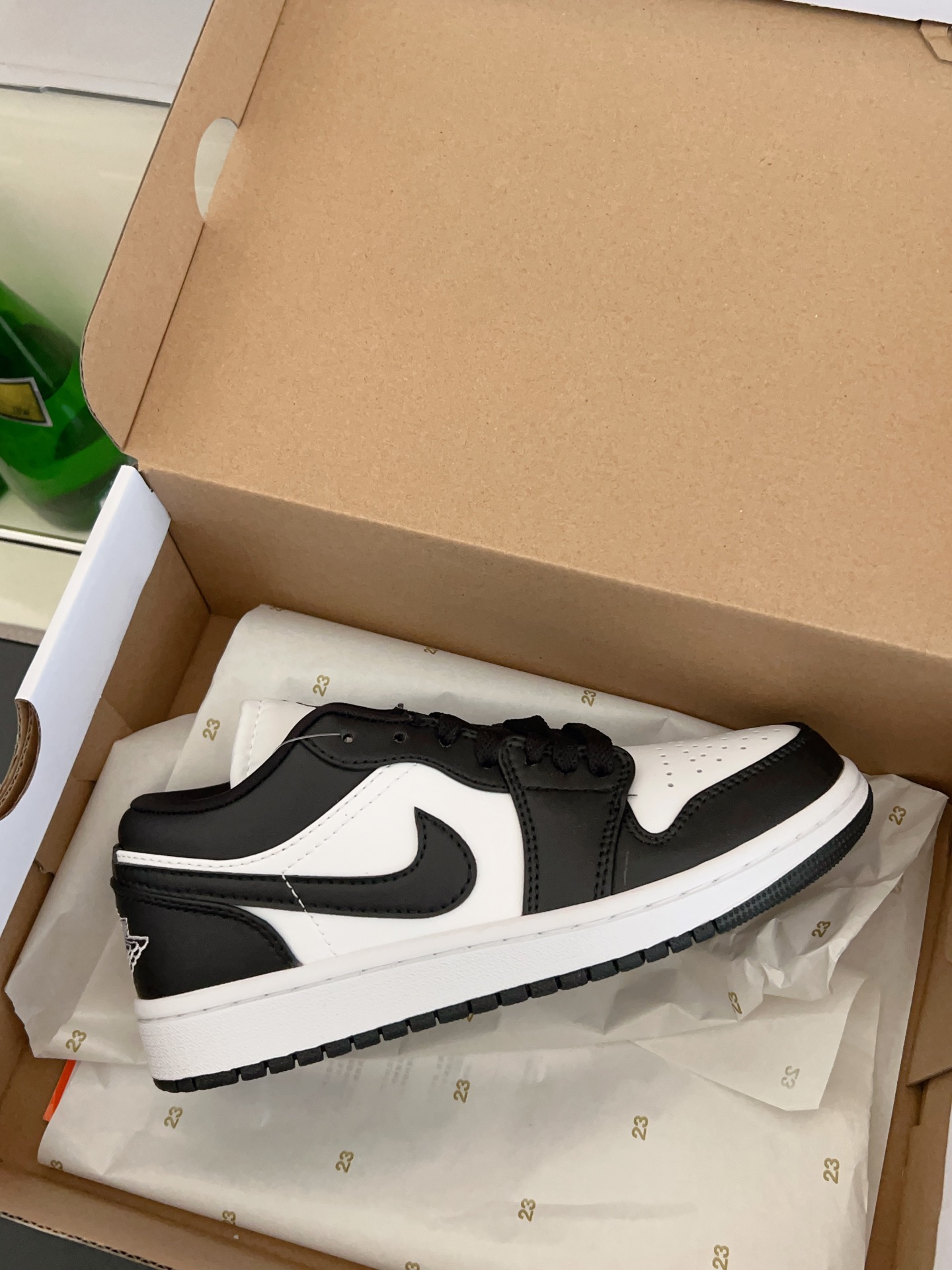 供货价:40💰『乔丹熊猫篇』🐼性价比之万,原盒真标推荐入手,𝐉𝐨𝐫𝐝𝐚𝐧 𝐀𝐢𝐫 𝐉𝐨𝐫𝐝𝐚𝐧 1 熊猫潮流复古篮球鞋AJ熊猫鲨疯了！还有比黑白更百搭吗？经典的AJ1低帮鞋型！黑白熊猫配色从来不会让我失望！！！搭配经久不衰的黑白熊猫配色搭配后跟针织飞翼logo随意驾驭！柔软的牛皮质减少鞋头折痕的鞋底相比空军一号走路更加舒适也不会掉跟搭配后跟Air气垫，简直日常出街利器！！
尺码:36-44