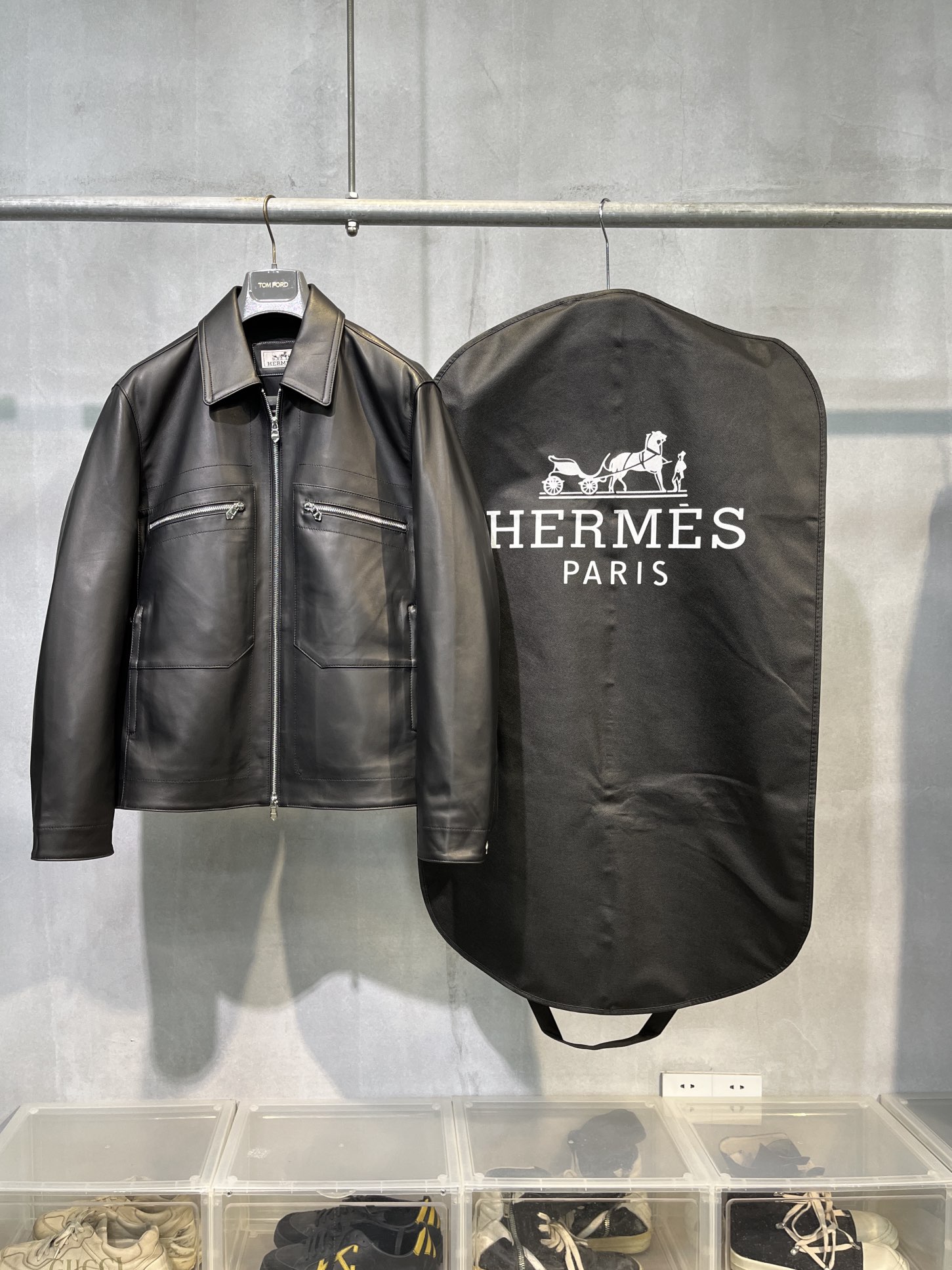 NO:638630,(Comes with dust bag)!  !Hermes Hermes business casual lapel leather jacket, light luxury business low-key style, the style is not specific to age or person. Style number19860909（赠送防尘袋）！ !Hermes 爱马仕商务休闲翻领皮夹克,轻奢商务低调风,版型分格不挑年龄不挑人. 款号XK23320 材质绵羊皮 版型常规 尺码48-56（支持定制） 颜色支持定制,爱马仕-服装,hermes,hermes,jackets & coats,sheepskin,alexander wang,Women's clothing