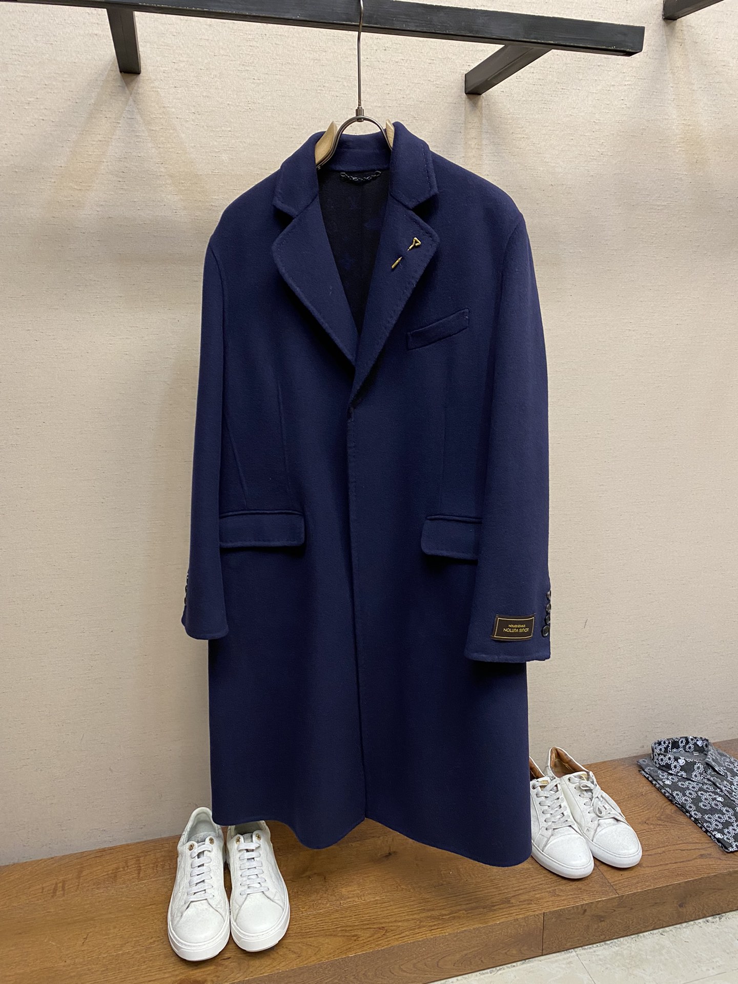 NO:650473,[High-end customization, only exchange code] 1V double-sided wool coat. Original purchase. 1000 meters of custom fabric. It can’t be made without it. The fabric alone plus the original cost only 25 W plus. It’s a bit funny. After spending this cost, you can’t just make an ordinary dress. Every detail is absolutely in place!  The fabric uses 3D relief printing technology. Jacquard on wool itself is a very mature process, but printing on wool is really very technical!  The difficulty of the fabric has greatly increased the development process. The original sample has been destroyed and analyzed, costing a lot of money!  This style is low-key and luxurious. The copper pins on the collar are embellished (can be placed in any position). Three sets of molds have been opened, and every detail has to be in place. This style of clothing can be put into the counter casually, and it is impeccable. The buttons are all natural horns (don’t always say that the buttons are cracked, okay?) The texture of each one is different. Regardless of age, no matter how you wear it, you will look mature and handsome!  Deposit required!  Size 46-54 Color blue, gray, khaki, alexander wang19860909【高端定制,只可换码】 1V 双面羊毛大衣 原版购入.定制面料1000米 少了做不了 光面料加原版成本就25个W加 有点搞笑 花了这个成本总不至于随随便便做件普通的衣服出来 各个方面细节绝对到位！面料采用3D浮印技术,本身在羊毛上提花是很成熟的工艺,但是在羊毛上印花真的很考究技术！面料的难度大大加大了开发的进程,原版样衣已经破坏分析,下了血本！此款版型是低调奢华,领子上的铜针是点缀（可放任意位置）开了3套模,一点细节都要做到位,此款衣服随便进入专柜,无可挑剔,扣子全是天然牛角（不要总说扣子裂开了OK？）每一颗的纹路都不一样,年龄跨越大,随便上身都是成熟稳重的帅！ 必入款！ 尺码46-54 颜色蓝色,灰色,卡其,,alexander wang,Men's clothing