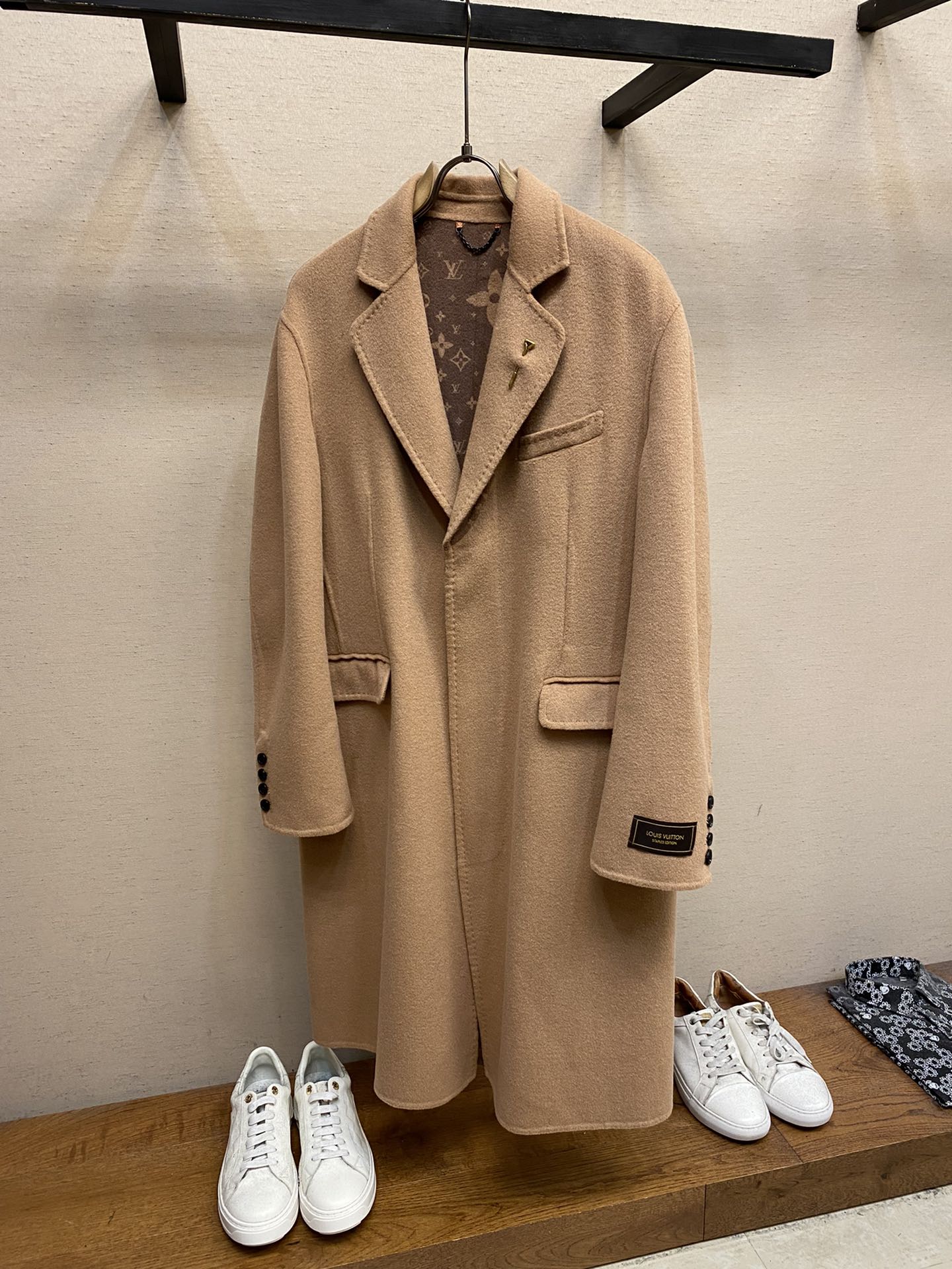 NO:691269,[High-end customization, only exchange code] 1V double-sided wool coat. Original purchase. 1000 meters of custom fabric. It can’t be made without it. The fabric alone plus the original cost only 25 W plus. It’s a bit funny. After spending this cost, you can’t just make an ordinary dress. Every detail is absolutely in place!  The fabric uses 3D relief printing technology. Jacquard on wool itself is a very mature process, but printing on wool is really very technical!  The difficulty of the fabric has greatly increased the development process. The original sample has been destroyed and analyzed, costing a lot of money!  This style is low-key and luxurious. The copper pins on the collar are embellished (can be placed in any position). Three sets of molds have been opened, and every detail has to be in place. This style of clothing can be put into the counter casually, and it is impeccable. The buttons are all natural horns (don’t always say that the buttons are cracked, okay?) The texture of each one is different. Regardless of age, no matter how you wear it, you will look mature and handsome!  Deposit required!  Size 46-54 Color blue, gray, khaki,,19860909【高端定制,只可换码】 1V 双面羊毛大衣 原版购入.定制面料1000米 少了做不了 光面料加原版成本就25个W加 有点搞笑 花了这个成本总不至于随随便便做件普通的衣服出来 各个方面细节绝对到位！面料采用3D浮印技术,本身在羊毛上提花是很成熟的工艺,但是在羊毛上印花真的很考究技术！面料的难度大大加大了开发的进程,原版样衣已经破坏分析,下了血本！此款版型是低调奢华,领子上的铜针是点缀（可放任意位置）开了3套模,一点细节都要做到位,此款衣服随便进入专柜,无可挑剔,扣子全是天然牛角（不要总说扣子裂开了OK？）每一颗的纹路都不一样,年龄跨越大,随便上身都是成熟稳重的帅！ 必入款！ 尺码46-54 颜色蓝色,灰色,卡其,,,Men's clothing