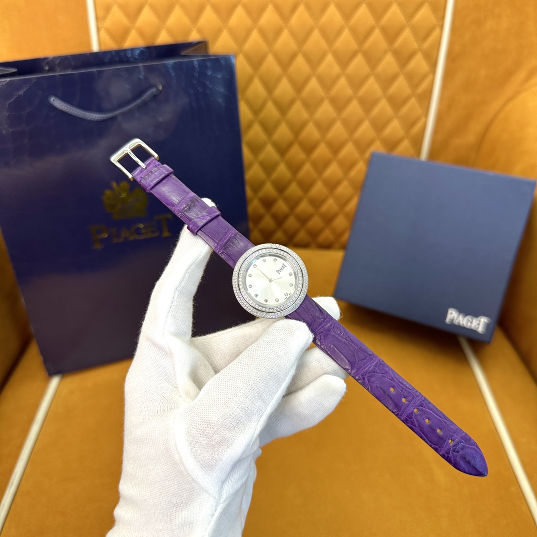 NO:144024,Earl Time Run Series Double Diamond Ring Purple Crocodile Skin Unique and agile outer ring rotation design. Every rotation is a sense of ritual, as if it starts again and has infinite possibilities. Are you still worried that you need to adjust the time when wearing a watch?  Don't worry, this watch uses the original Swiss quartz movement, which does not need to adjust the time every time you wear it, so that you can save more time to dress yourself up and show your best condition. The hidden crown design is also very unique, retaining the integrity of the watch's appearance and can be easily operated. It is equipped with a quick-release American crocodile leather strap, allowing you to easily change the strap. The crocodile leather strap is very high-quality in texture, giving people a sense of luxury and elegance. The case is made of 316L stainless steel, which is finely polished and polished to show a delicate texture. The scale position of the inner ring of the dial is inlaid with 11 round diamonds. The outer ring of the dial is inlaid with 1 large round diamonds and multiple small round diamonds. These diamonds will shine with charming brilliance under the light. Size 34mm, piaget, crocodile skin19860909伯爵时来运转系列 双钻圈紫色鳄鱼皮 独特且灵动的外圈旋转设计,每一次的转动都是一种仪式感,仿佛重新开始,拥有无限可能. 还担心戴腕表需要不断调时间？不用担心,这款腕表采用了瑞士原版石英机芯,不用每次戴的时候都调时间,让你省下更多时间来打扮自己,展现最好的状态.隐藏式表冠设计也十分独特,保留了腕表外观的完整性,可轻松操作. 配备了快拆式美洲鳄鱼皮表带,让你能够轻松更换表带.鳄鱼皮表带在质地上非常高级,给人一种豪华感和优雅感. 表壳采用了316L精钢材质,经过精细的打磨和抛光处理,展现出细腻的质感. 表盘内圈的刻度位置,镶嵌了11颗圆形美钻.而在表盘的外圈,镶嵌着1颗大圆形美钻和多颗小圆形美钻.这些钻石在光线的照射下会闪烁出迷人的光彩. 尺寸34mm,,piaget,crocodile skin,Watch