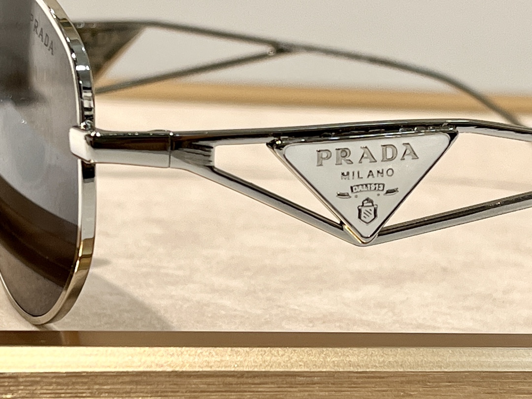  素颜镜天花版
#Prada 
SPR60Y size 57口18−140💕

