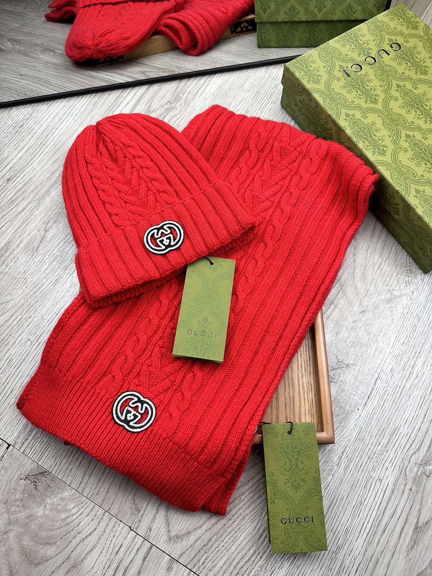 🌹。G家。【羊毛套装帽子】经典套装帽子!帽子➕围巾!材质:70%羊毛➕30%兔毛。暖暖哒超级舒服~冬日小