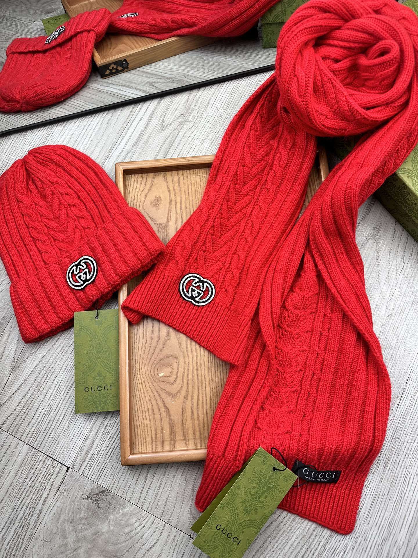 🌹。G家。【羊毛套装帽子】经典套装帽子!帽子➕围巾!材质:70%羊毛➕30%兔毛。暖暖哒超级舒服~冬日小