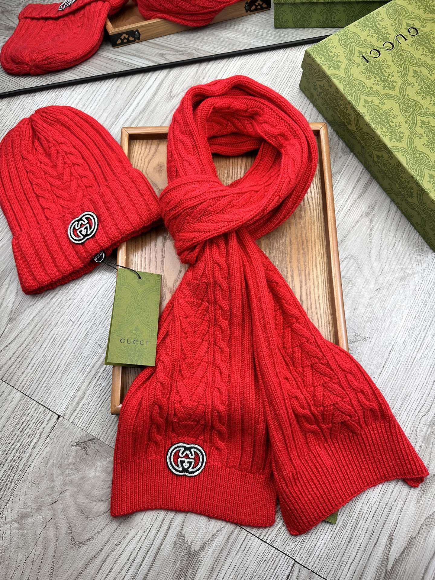 🌹。G家。【羊毛套装帽子】经典套装帽子!帽子➕围巾!材质:70%羊毛➕30%兔毛。暖暖哒超级舒服~冬日小