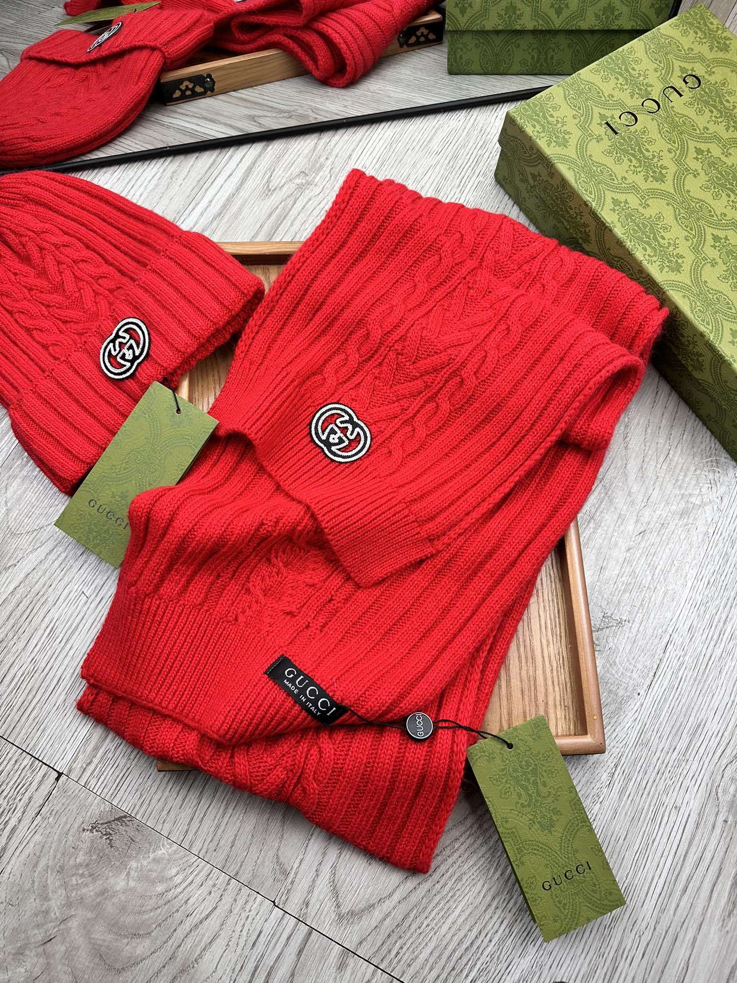 🌹。G家。【羊毛套装帽子】经典套装帽子!帽子➕围巾!材质:70%羊毛➕30%兔毛。暖暖哒超级舒服~冬日小
