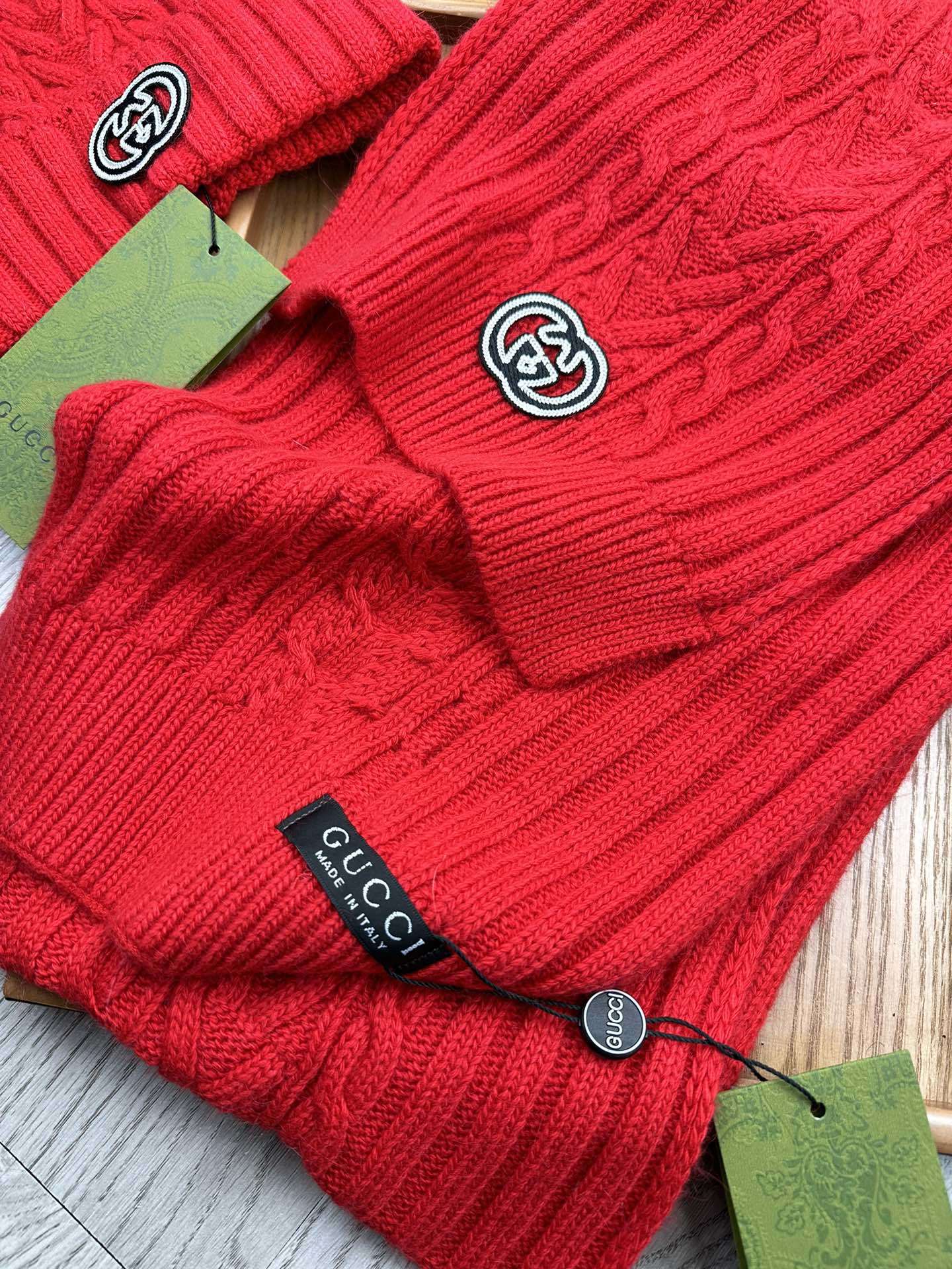 🌹。G家。【羊毛套装帽子】经典套装帽子!帽子➕围巾!材质:70%羊毛➕30%兔毛。暖暖哒超级舒服~冬日小