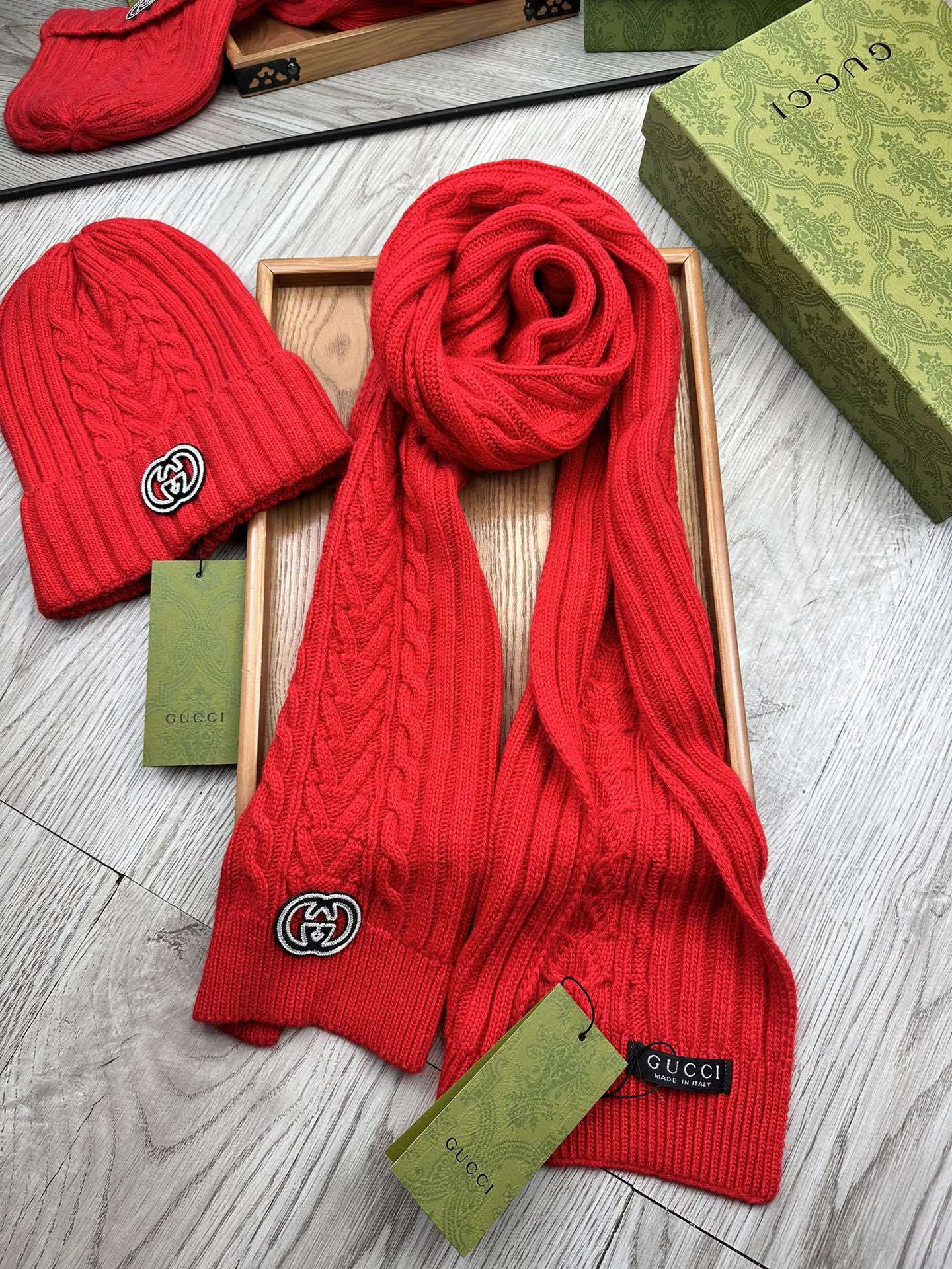🌹。G家。【羊毛套装帽子】经典套装帽子!帽子➕围巾!材质:70%羊毛➕30%兔毛。暖暖哒超级舒服~冬日小