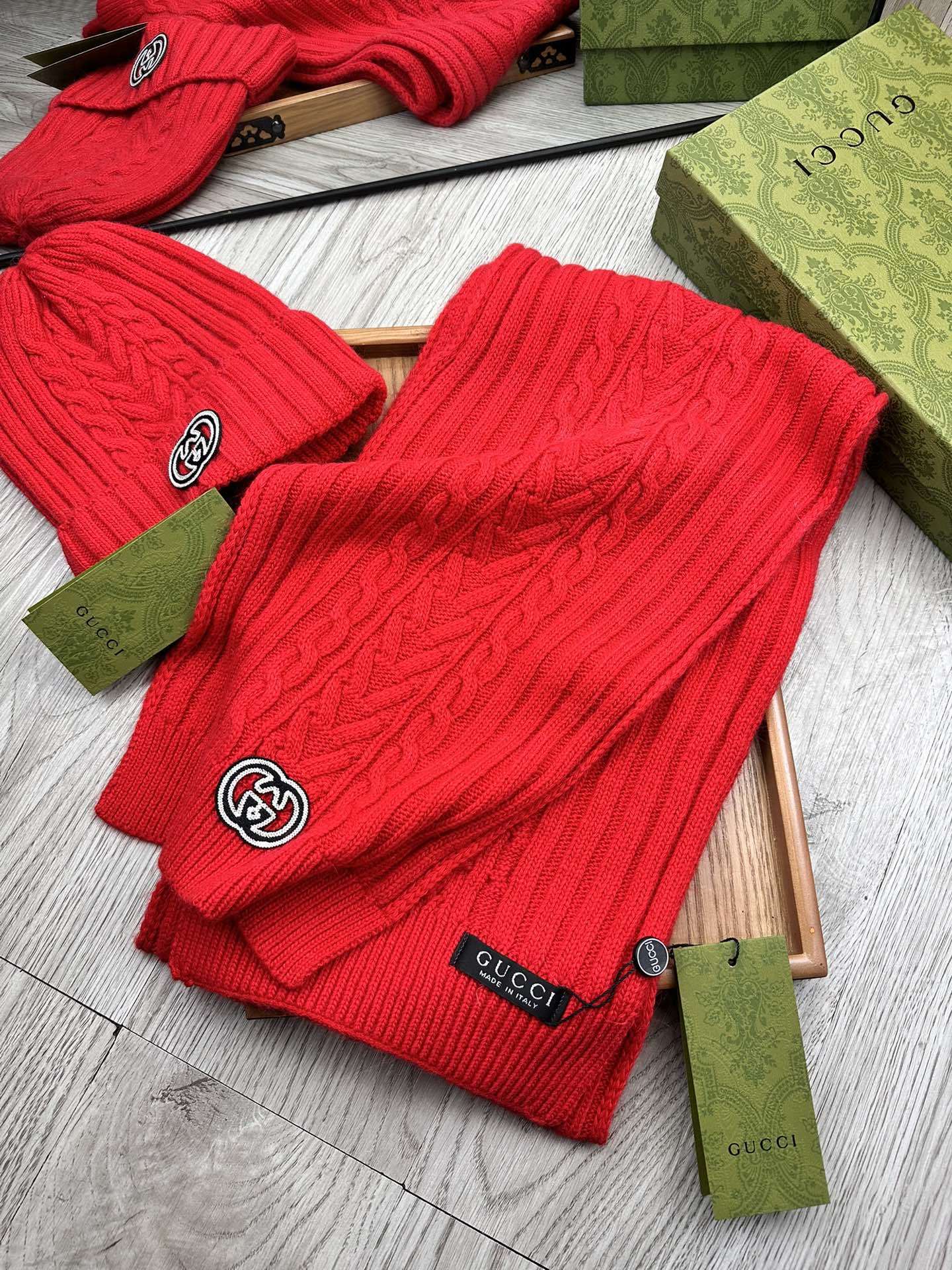 🌹。G家。【羊毛套装帽子】经典套装帽子!帽子➕围巾!材质:70%羊毛➕30%兔毛。暖暖哒超级舒服~冬日小