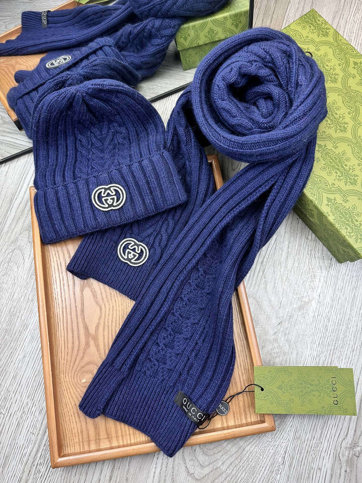 🌹。G家。【羊毛套装帽子】经典套装帽子!帽子➕围巾!材质:70%羊毛➕30%兔毛。暖暖哒超级舒服~冬日小