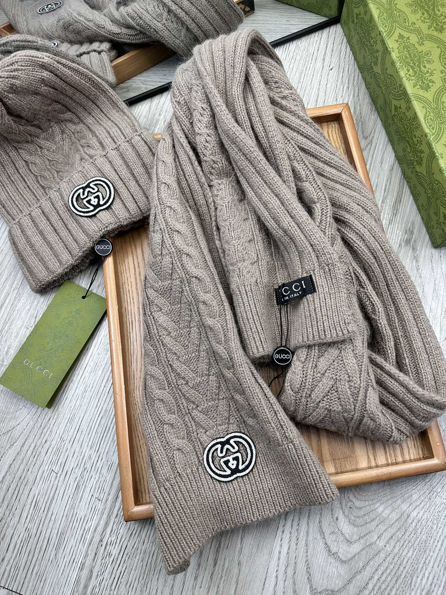 🌹。G家。【羊毛套装帽子】经典套装帽子!帽子➕围巾!材质:70%羊毛➕30%兔毛。暖暖哒超级舒服~冬日小