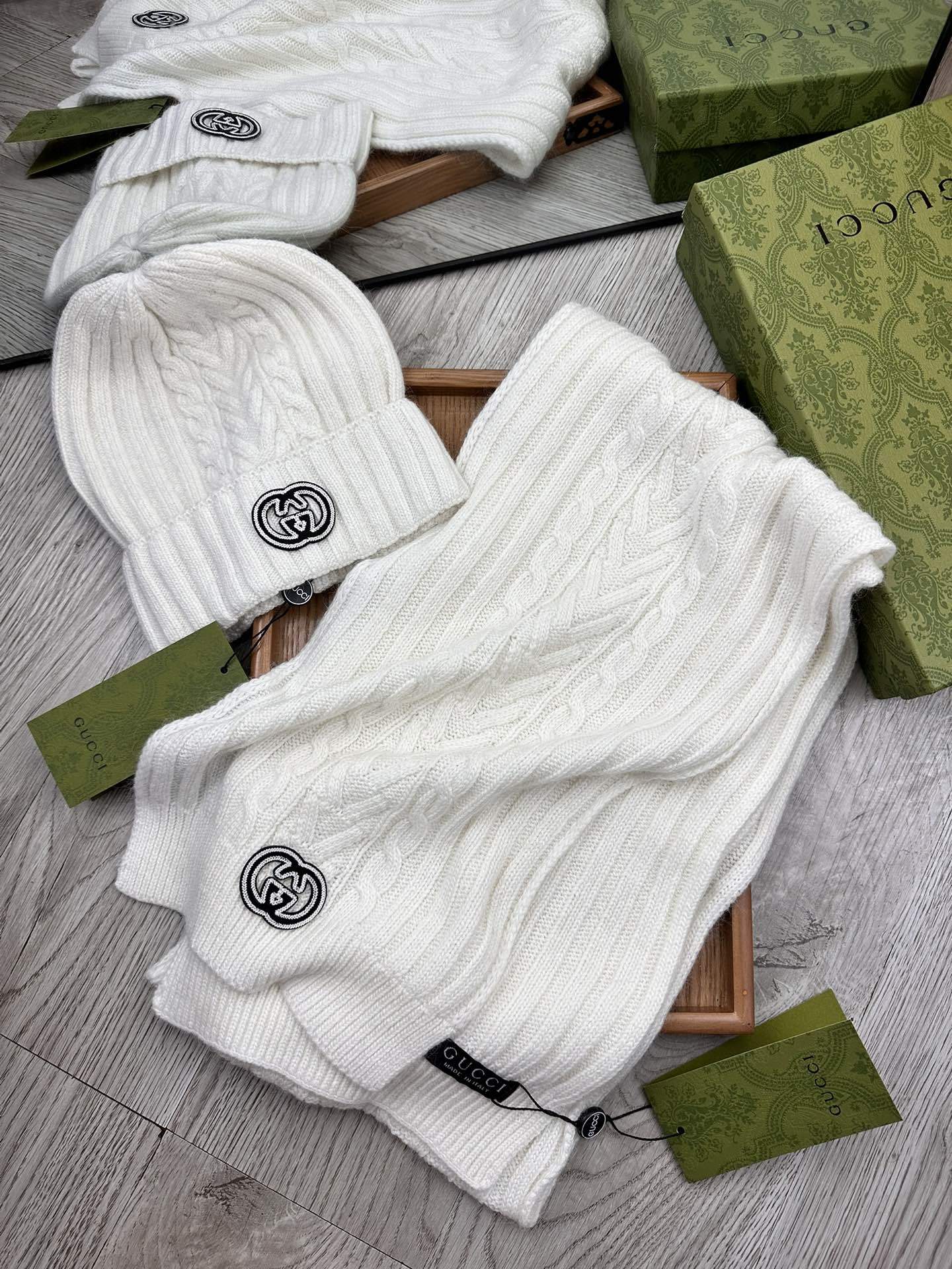 🌹。G家。【羊毛套装帽子】经典套装帽子!帽子➕围巾!材质:70%羊毛➕30%兔毛。暖暖哒超级舒服~冬日小