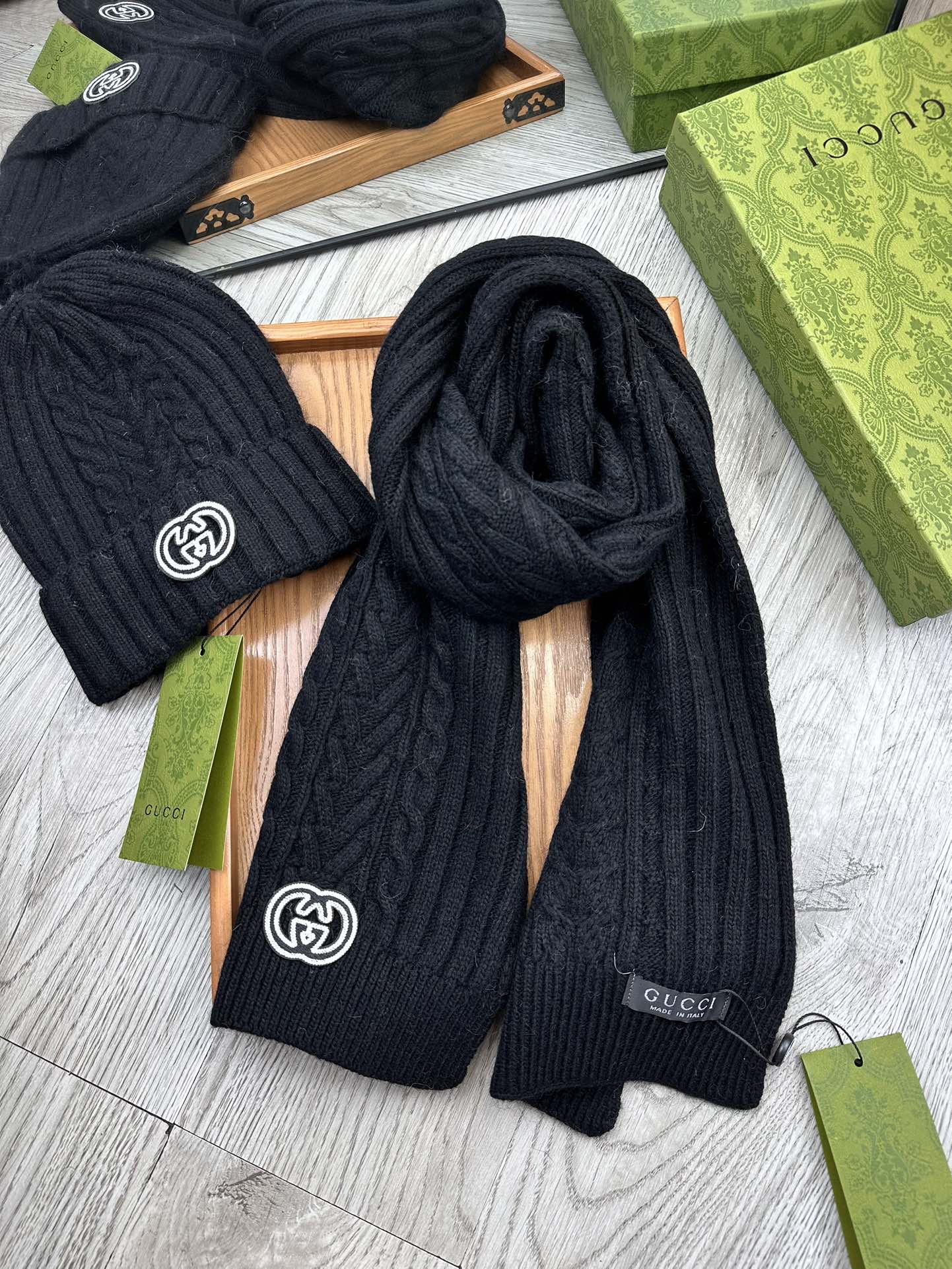 🌹。G家。【羊毛套装帽子】经典套装帽子！帽子➕围巾！材质：70%羊毛➕30%兔毛。暖暖哒超级舒服～冬日小