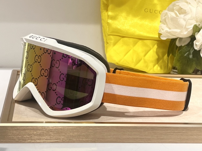 Gucci Ski Goggles with Pink and Purple Tinted Lens for Skiing Enthusiasts 1 Gucci Ski Goggles with Pink and Purple Tinted Lens for Skiing Enthusiasts