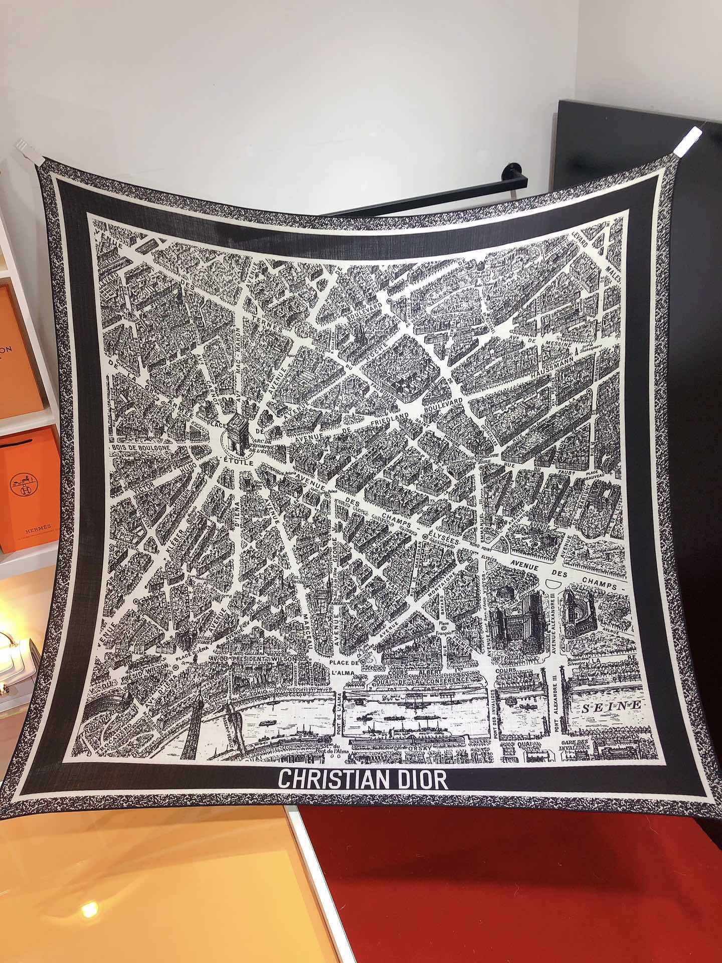 NO:169629,RDO2327 original single D home 140cm velvet square scarf, cool style, using top velvet material to create a baby's skin-like feel, the most accurate printing process in the industry, the basic style with full colors and rich and casual matching, super practical, pure hand-made curly edges [lips] [lips] [specimen 140x140cm.70 cashmere 30 silk], high-version scarf, dior, real silk19860909RDO2327原单D家140cm丝绒方巾,高冷范,采用顶级丝绒材质,打造如婴儿肌肤般的手感, 业内最精确的印花工艺 色彩饱满丰富随意配搭的基础款 超实用 纯手工卷边[嘴唇][嘴唇]【规格140x140cm.70羊绒30真丝】,高版本围巾,dior,real silk,scarf