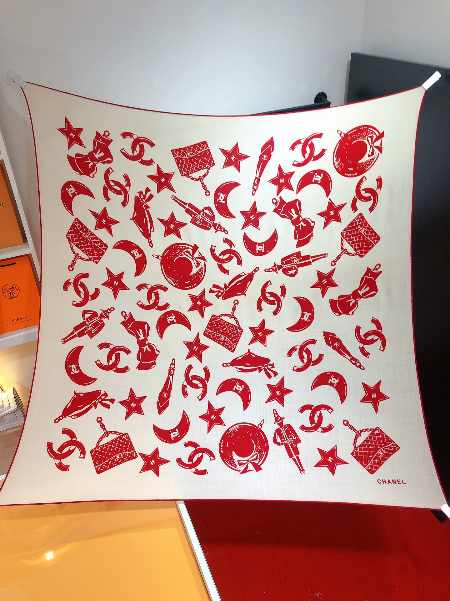 NO:177381,RCC2336 original single small fragrance 140cm velvet square scarf, made of classic cashmere and silk blend fabric, soft and light, easy to wear. It is an ideal companion for cold or slightly cool nights, providing you with warm care... Super value for rewards that will definitely scream counter quality This model is the top visual feast Top silk cashmere blended herringbone pattern is as soft and silky as velvet, making it a unique and precious existence. Overseas counters are absolutely top-notch!  Special channel goods sold one less [Specification 140x140cm 70 cashmere 30 silk] High-version scarf, high-version scarf, real silk19860909RCC2336原单小香140cm丝绒方巾,采用经典山羊绒和真丝混纺面料,柔软轻盈,佩戴方便.它是寒冷时分或微凉夜间的理想伴侣,为您提供温暖呵护.……超值回馈绝对会尖叫的专柜品质此款是顶级视觉盛宴顶级真丝羊绒混纺人字纹如天鹅绒般柔软丝滑,使之成为独一无二的珍贵存在.海外专柜同步绝对的顶级好货！特殊渠道货卖一个少一个【规格140x140cm 70羊绒30真丝】高版本围巾,高版本围巾,real silk,scarf