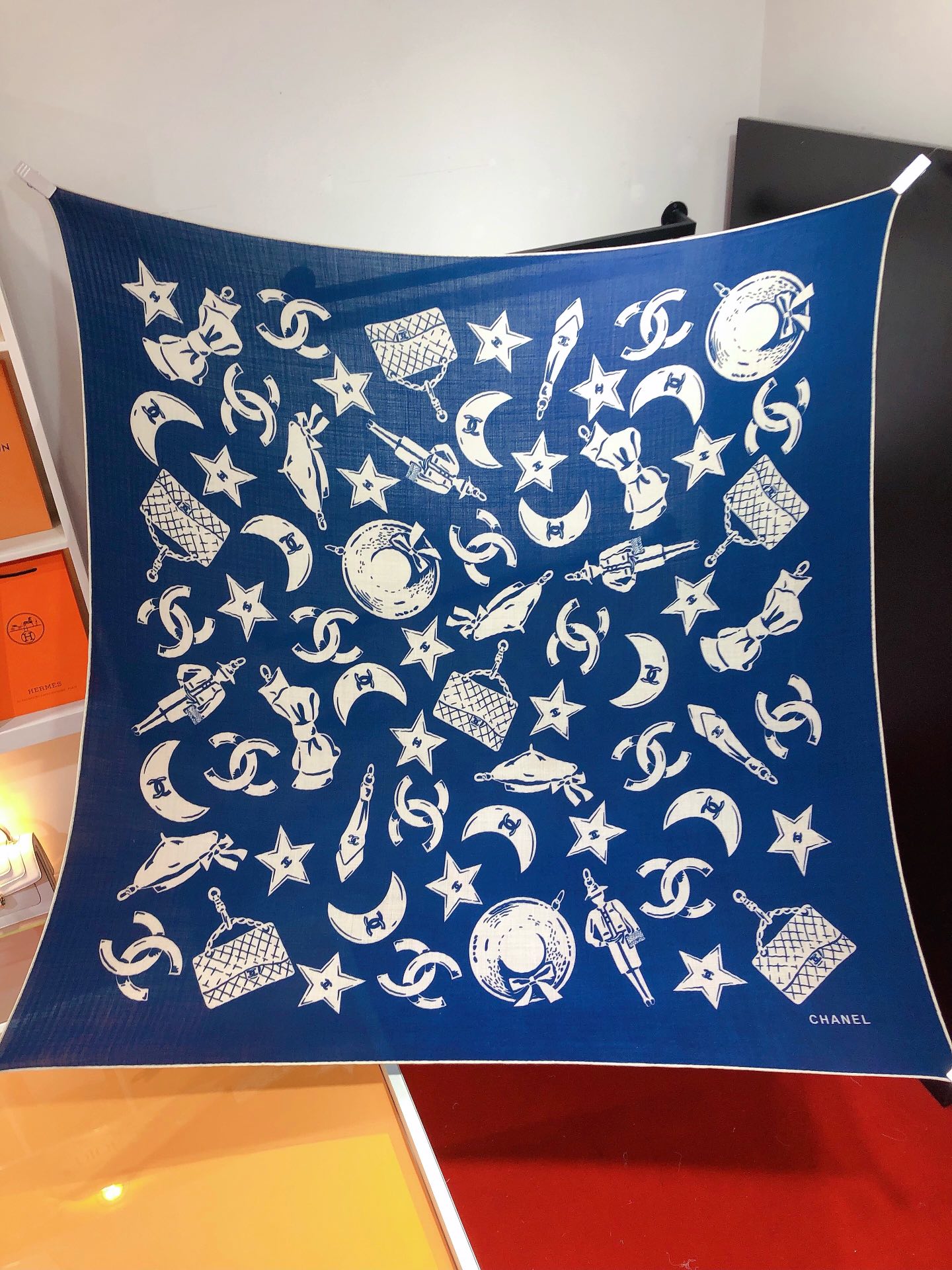 NO:169641,RCC2336 original single small fragrance 140cm velvet square scarf, made of classic cashmere and silk blend fabric, soft and light, easy to wear. It is an ideal companion for cold or slightly cool nights, providing you with warm care... Super value for rewards that will definitely scream counter quality This model is the top visual feast Top silk cashmere blended herringbone pattern is as soft and silky as velvet, making it a unique and precious existence. Overseas counters are absolutely top-notch!  Special channel goods sold one less [Specification 140x140cm 70 cashmere 30 silk], high-version scarf, real silk19860909RCC2336原单小香140cm丝绒方巾,采用经典山羊绒和真丝混纺面料,柔软轻盈,佩戴方便.它是寒冷时分或微凉夜间的理想伴侣,为您提供温暖呵护.……超值回馈绝对会尖叫的专柜品质此款是顶级视觉盛宴顶级真丝羊绒混纺人字纹如天鹅绒般柔软丝滑,使之成为独一无二的珍贵存在.海外专柜同步绝对的顶级好货！特殊渠道货卖一个少一个【规格140x140cm 70羊绒30真丝】,高版本围巾,real silk,scarf