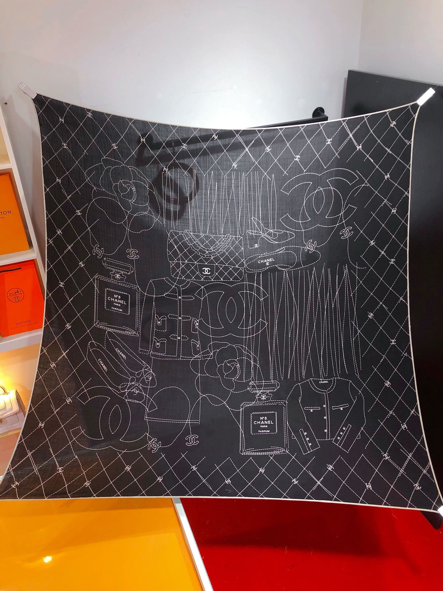 NO:169645,RCC2337 original single small fragrance 140cm velvet square scarf, made of classic cashmere and silk blend fabric, soft and light, easy to wear. It is an ideal companion for cold or slightly cool nights, providing you with warm care... Super value for rewards that will definitely scream counter quality This model is the top visual feast Top silk cashmere blended herringbone pattern is as soft and silky as velvet, making it a unique and precious existence. The overseas counters are absolutely top-notch!  Special channel goods sold one less [Specification 140x140cm 70 cashmere 30 silk], high-version scarf, real silk19860909RCC2337原单小香140cm丝绒方巾,采用经典山羊绒和真丝混纺面料,柔软轻盈,佩戴方便.它是寒冷时分或微凉夜间的理想伴侣,为您提供温暖呵护.……超值回馈绝对会尖叫的专柜品质此款是顶级视觉盛宴顶级真丝羊绒混纺人字纹如天鹅绒般柔软丝滑,使之成为独一无二的珍贵存在.海外专柜同步绝对的顶级好货！特殊渠道货卖一个少一个【规格140x140cm 70羊绒30真丝】,高版本围巾,real silk,scarf