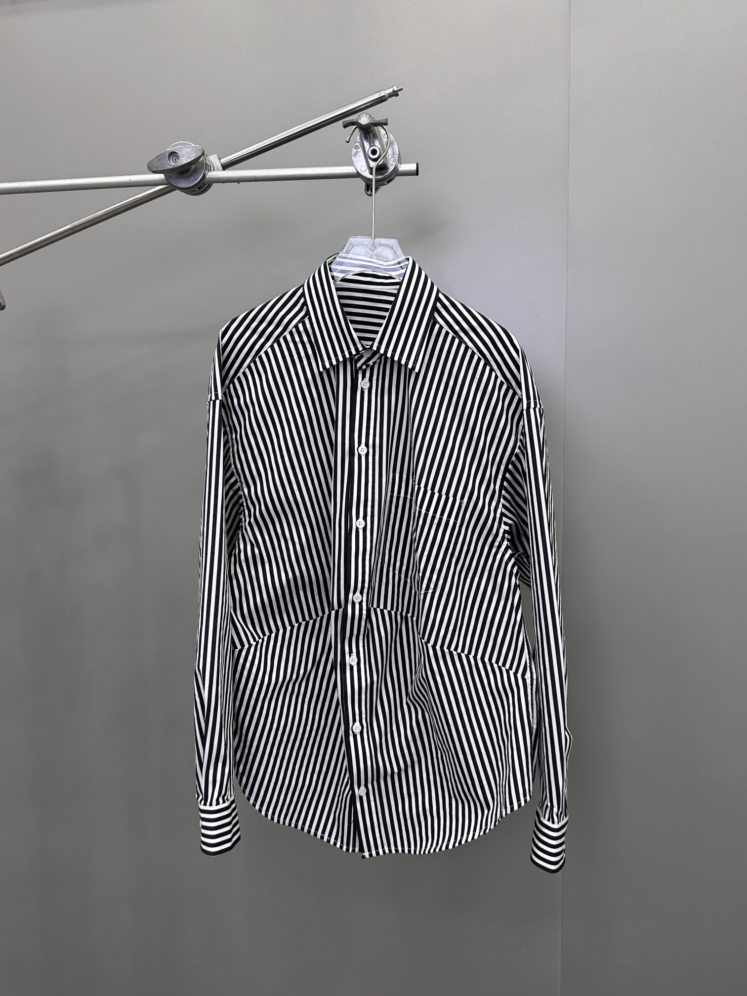 NO:715423,New shirt, pure cotton fabric is skin-friendly and breathable, custom-woven striped fabric is classic and timeless, the shoulder version is slim and covers the flesh, three-dimensional tailoring is perfect for shaping, size Sml,, shirts,19860909新款衬衫,纯棉面料亲肤透气,定织条纹面料经典不过时,正肩版型显瘦遮肉,立体剪裁完美塑形,尺码Sml,,shirts,,Women's clothing