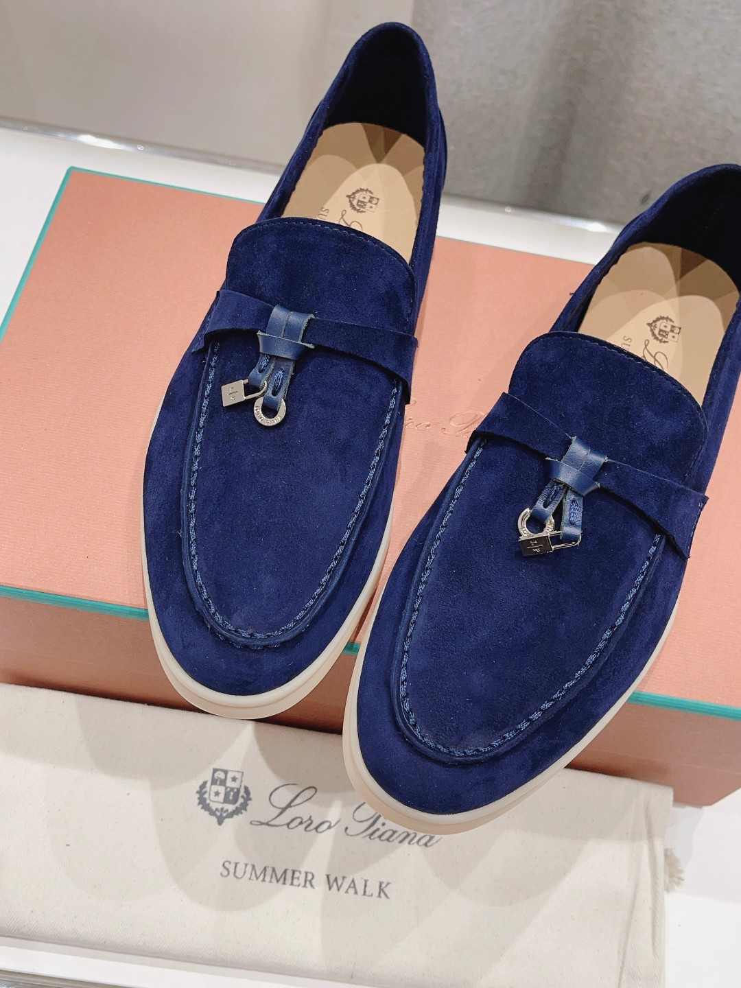高版本出厂
  Loro Piana* LP万年经典款乐福鞋 简约时尚 脚感超级舒适 一天可以暴走两万步