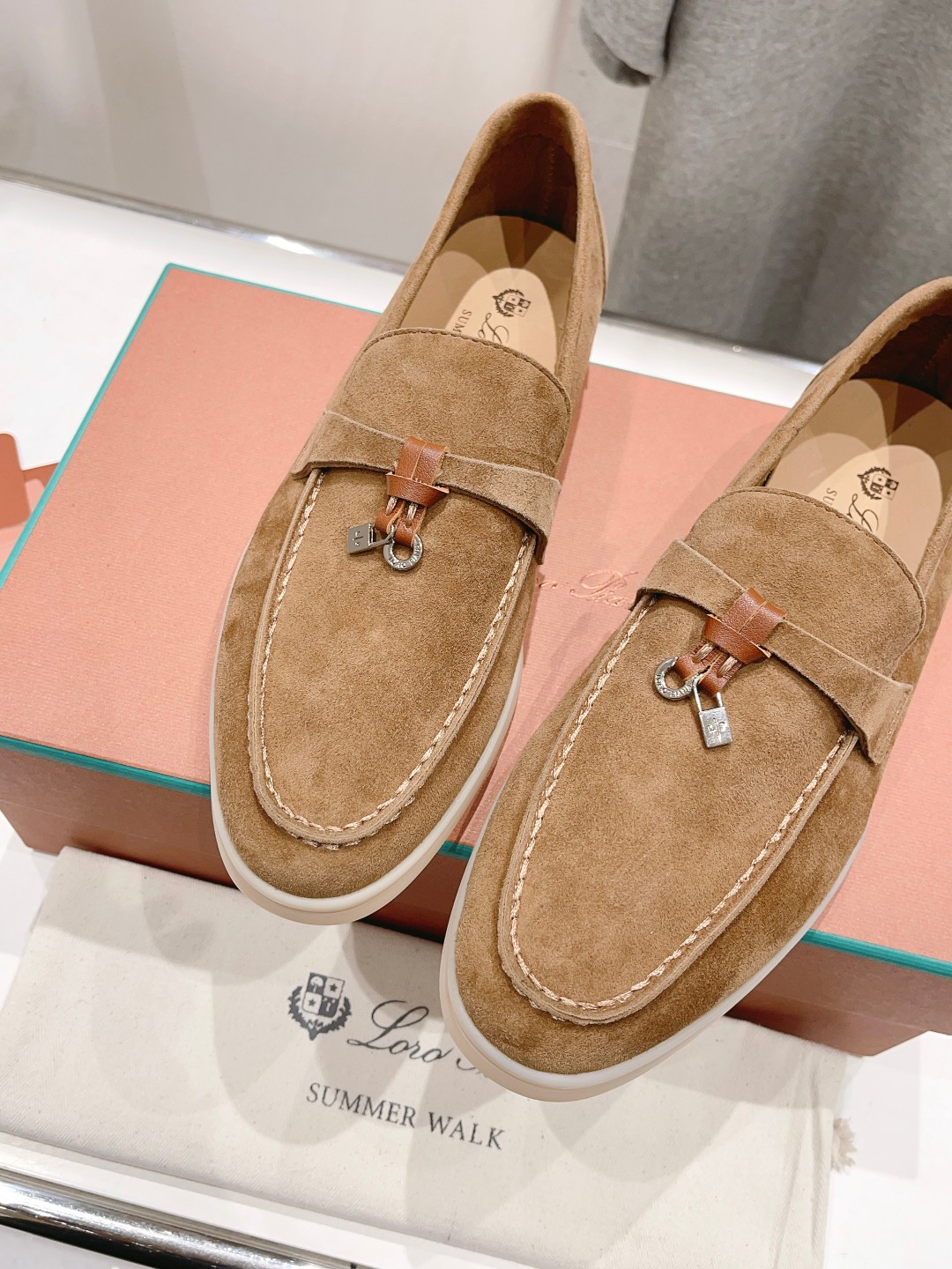 高版本出厂
  Loro Piana* LP万年经典款乐福鞋 简约时尚 脚感超级舒适 一天可以暴走两万步
