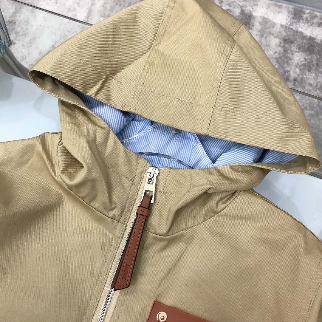 “Loewe Long-Haired Coats with Creative Corsets and Rain-Protective Caps” - 图片 4