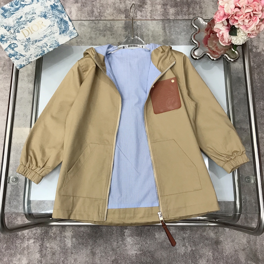 “Loewe Long-Haired Coats with Creative Corsets and Rain-Protective Caps” - 图片 6