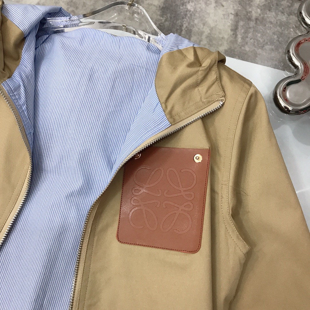 “Loewe Long-Haired Coats with Creative Corsets and Rain-Protective Caps” - 图片 7