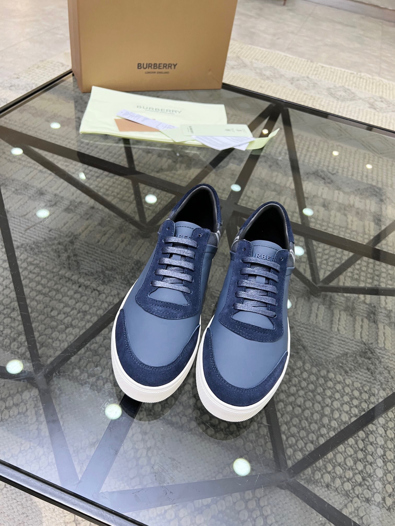 NO:216376,Brand BURBERRY original color matching code number 38-44 standard code price material Burberry new products Men's casual shoes upper adopt original imported color patchwork fabric comfortable soft cowhide footbed simple style design fashion trend original rubber outsole, Burberry casual shoes, burberry, burberry, cowhide19860909品牌BURBERRY 颜色原版配色 码数38-44标准码 价格 材质巴宝莉新品 男士 休闲鞋鞋面采用原版进口拼色布料舒适柔软牛皮垫脚简约的版型设计时尚潮流原版橡胶大底,巴宝莉 休闲鞋,burberry,burberry,cowhide,Men's shoes