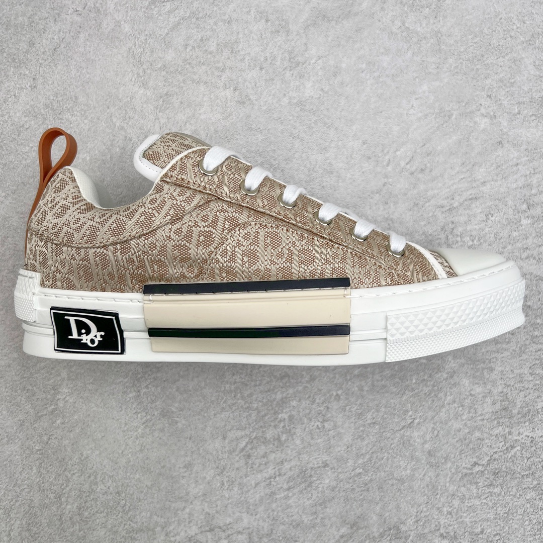 ＃零售版 Dior B23 Oblique 迪奥提花面料面包鞋 原版一比一开发 23s年度最新款 全套正品新版包装配件 这款B23滑板运动鞋是本季新品 全新演绎标志性的设计 突显厚实的廓形和时尚的魅力 采用奶油白色提花面料精心制作 通体饰以 Oblique 印花 搭配正面粗鞋带、加垫鞋舌、加固圆形鞋头和后侧提拉环等经典滑板鞋的标识 白色橡胶鞋底饰以 Oblique 印花补丁更品精致 尺码：39 40 41 42 43 44 45 46-选品中心