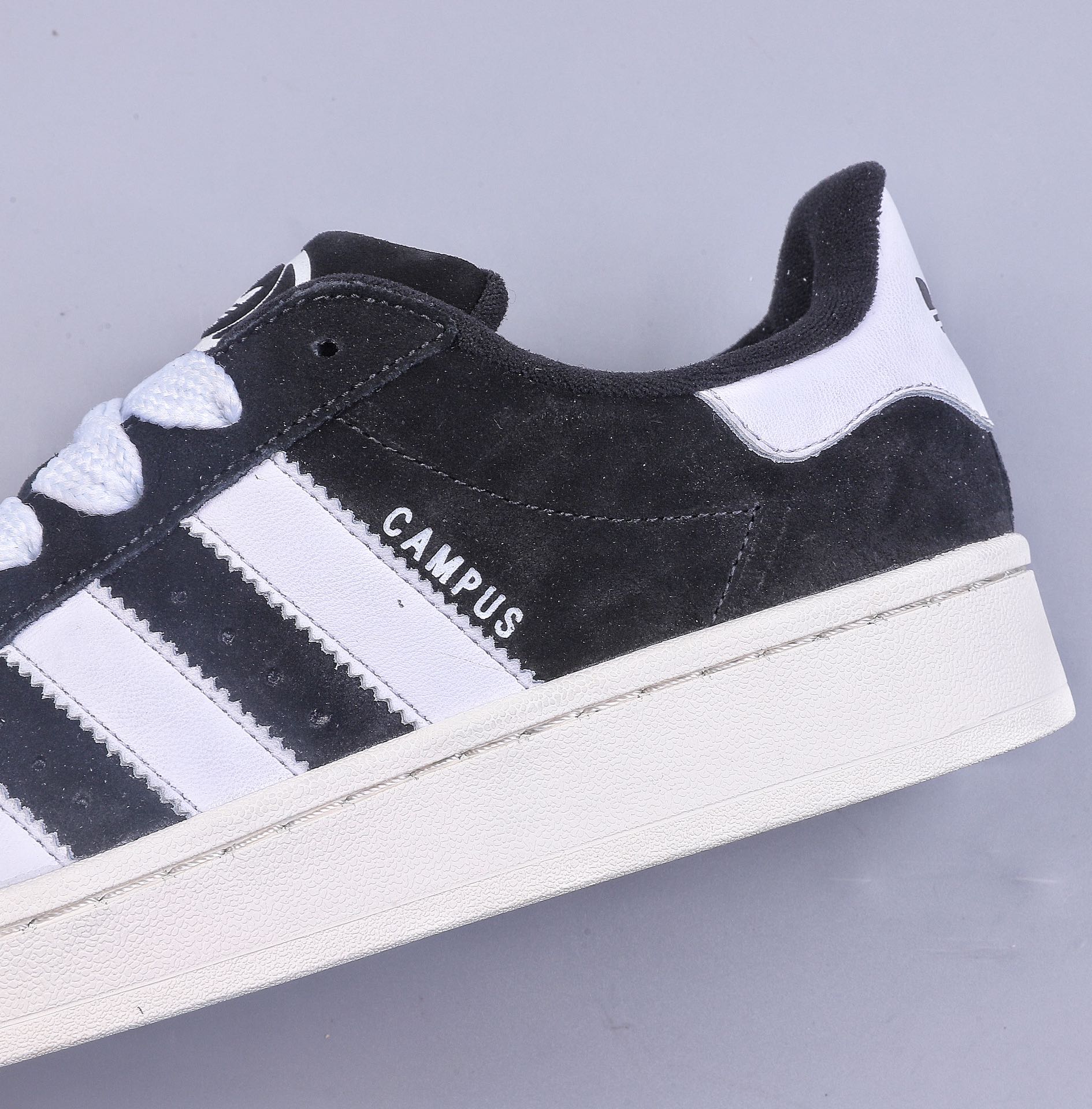 160 YH adidas Originals Campus 00s 鞋身采用绒面皮料搭配白色常规皮革 HR1467