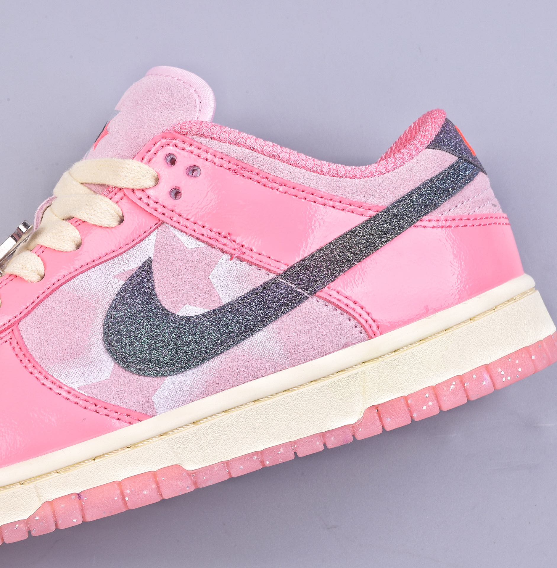 260 A Nike SB Dunk Low “Hot Punch and Pink Foam” 芭比粉 FN8927-621