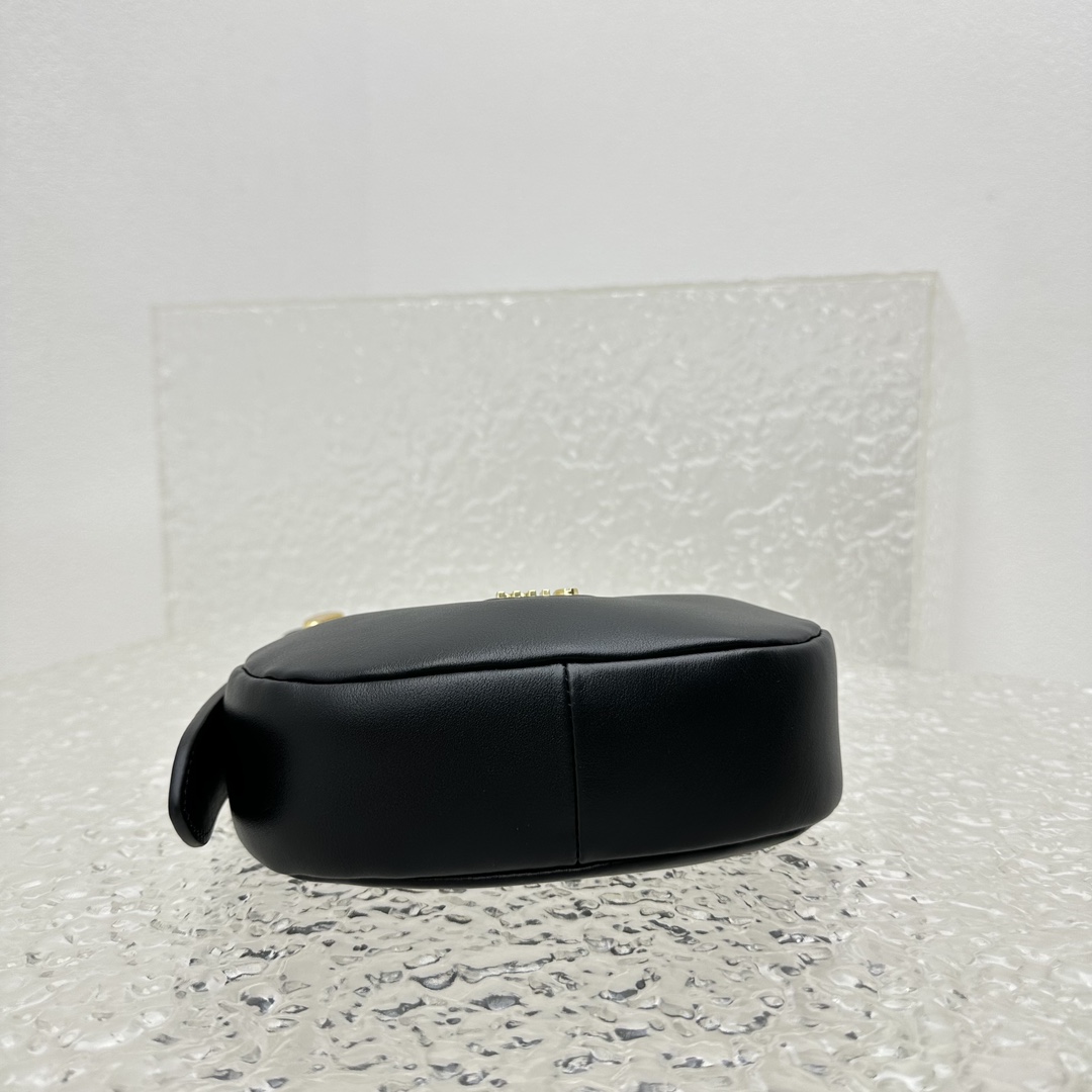 Miu Miu [small black]