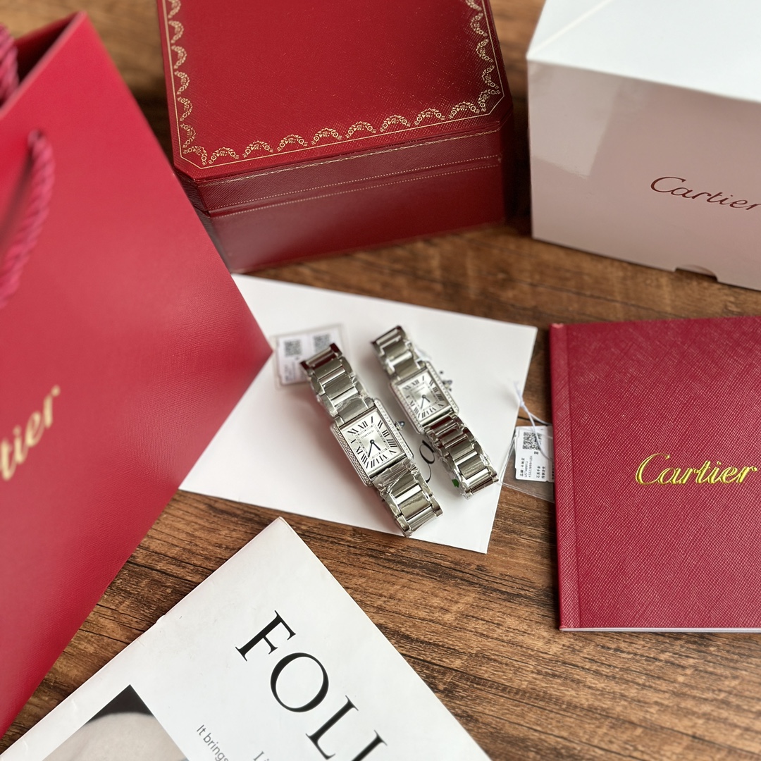 NO:143433,Batch Spot real diamonds Original factory data Differentiate market currency!  (The highest version on the market, supports any comparison) Provides inspection certificate, one table, one number, supports re-inspection!  Equipped with Cartier 157 special movement movement, the original version is truly consistent from the inside to the outside!  Bottom cover tag, card protection, three-code in one. Each is an independent code!  It Must be a TANK among all the classic Cartier tank watches. If I want to have a watch that I wear every day, I will definitely choose TANK Solo, and now this may be modified by the latest TANK MUST. This year, the brand launched a brand new TankMust series watch. This TankMust series watch also uses the brand's iconic square case medium size 33.7mmx25.5mm, small size 29.5mmx22mm thick 6.6mm inlaid with 40 VVS-grade diamonds, weighing about 0.48 carats, silver plated on the dial and Roman scale, the brand's logo sword-shaped quenched roasted blue steel hand, sapphire crystal glass, and the unique natural blue spinel inlaid on the crown  Compared with the previous line processing, the case is more rounded and smooth. The 316L stainless steel rectangular case has polished and brushed rounded corners and polished in detail. In addition, the watch is also equipped with a quick disassembly function of the watch strap, which greatly increases the comfort and convenience of daily wear. It is good to give it to others for your own use, cartier19860909批 现货真钻 原厂数据 区别市场通货！（市面上最高版本,支持任意对比）配检测证书,一表一号 支持复检！搭载卡地亚157专用机芯机芯,真正从内到外原版一致！底盖吊牌 保卡 三码合一.每一个都是独立的编码！ It Must be a TANK在所有经典的卡地亚坦克腕表里面,如果要拥有一只作为日常每天戴的腕表,我肯定选TANK Solo,而现在这件事可能会被最新的TANK MUST改观.今年,品牌推出了全新的TankMust系列腕表,这款TankMust系列腕表,同样采用品牌标志性的方形表壳中号33.7mmx25.5mm,小号29.5mmx22mm 厚6.6mm,并镶崁了40粒VVS级钻石,重约0.48克拉,表盘镀银及罗马刻度字,品牌标志剑形淬火烤蓝钢指针,蓝宝石水晶玻璃,表冠上镶嵌的独一无二天然蓝色尖晶石 表壳相较于之前的线条处理更为圆润、流畅.316L精钢矩形表壳,抛光拉丝圆角精工打磨此外,腕表还配备了表带快拆功能,这一设计也大大的增加了日常佩戴的舒适性和便利性.送人自用都不错,,cartier,Watch