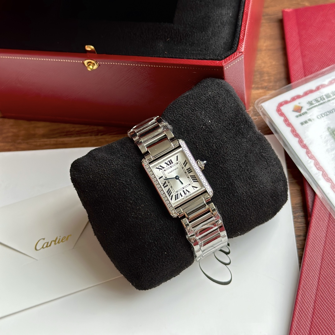 NO:143441,Batch Spot real diamonds Original factory data Differentiate market currency!  (The highest version on the market, supports any comparison) Provides inspection certificate, one table, one number, supports re-inspection!  Equipped with Cartier 157 special movement movement, the original version is truly consistent from the inside to the outside!  Bottom cover tag, card protection, three-code in one. Each is an independent code!  It Must be a TANK among all the classic Cartier tank watches. If I want to have a watch that I wear every day, I will definitely choose TANK Solo, and now this may be modified by the latest TANK MUST. This year, the brand launched a brand new TankMust series watch. This TankMust series watch also uses the brand's iconic square case 29.5mmx22mm and 6.6mm thick, and is inlaid with 40 VVS-grade diamonds, weighing about 0.48 carats, silver plated on the dial and Roman scale, the brand's logo sword-shaped quenched roasted blue steel hand, sapphire crystal glass, and the unique natural blue spinel inlaid on the crown  Compared with the previous line processing, the case is more rounded and smooth. The 316L stainless steel rectangular case has polished and brushed rounded corners and polished in detail. In addition, the watch is also equipped with a quick disassembly function of the watch strap, which greatly increases the comfort and convenience of daily wear. It is good to give it to others for your own use, cartier19860909批 现货真钻 原厂数据 区别市场通货！（市面上最高版本,支持任意对比）配检测证书,一表一号 支持复检！搭载卡地亚157专用机芯机芯,真正从内到外原版一致！底盖吊牌 保卡 三码合一.每一个都是独立的编码！ It Must be a TANK在所有经典的卡地亚坦克腕表里面,如果要拥有一只作为日常每天戴的腕表,我肯定选TANK Solo,而现在这件事可能会被最新的TANK MUST改观.今年,品牌推出了全新的TankMust系列腕表,这款TankMust系列腕表,同样采用品牌标志性的方形表壳小号29.5mmx22mm 厚6.6mm,并镶崁了40粒VVS级钻石,重约0.48克拉,表盘镀银及罗马刻度字,品牌标志剑形淬火烤蓝钢指针,蓝宝石水晶玻璃,表冠上镶嵌的独一无二天然蓝色尖晶石 表壳相较于之前的线条处理更为圆润、流畅.316L精钢矩形表壳,抛光拉丝圆角精工打磨此外,腕表还配备了表带快拆功能,这一设计也大大的增加了日常佩戴的舒适性和便利性.送人自用都不错,,cartier,Watch