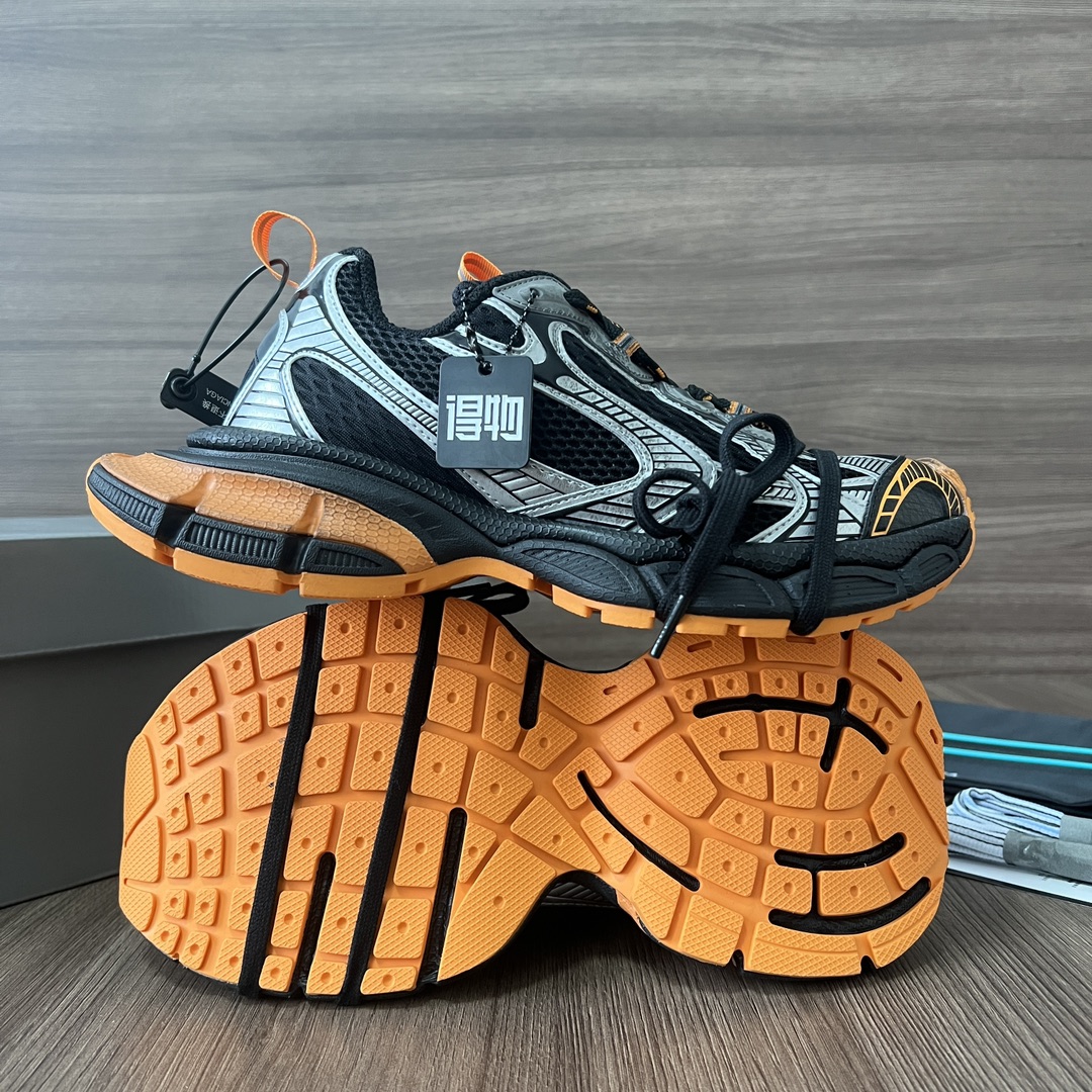 Balenciaga Balenciaga Phantom Sneaker 巴黎世家全新做旧十代黑银黄潮流跑鞋 在延续 Track Trainer 户外轮廓和复杂鞋面结构的同时
