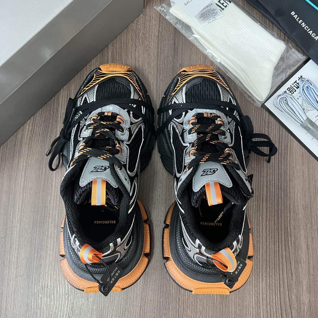 Balenciaga Balenciaga Phantom Sneaker 巴黎世家全新做旧十代黑银黄潮流跑鞋 在延续 Track Trainer 户外轮廓和复杂鞋面结构的同时