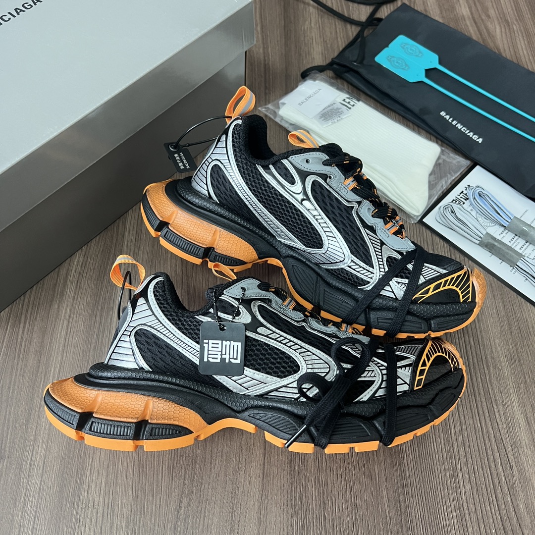 Balenciaga Balenciaga Phantom Sneaker 巴黎世家全新做旧十代黑银黄潮流跑鞋 在延续 Track Trainer 户外轮廓和复杂鞋面结构的同时
