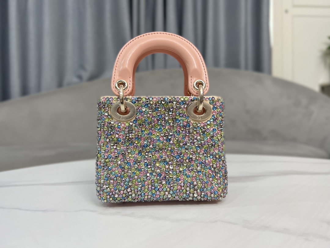 Lady Dior super mini embroidered colorful beads and diamonds, with sheep tendons inside. The simple aesthetics of the Lady Dior series embodies D