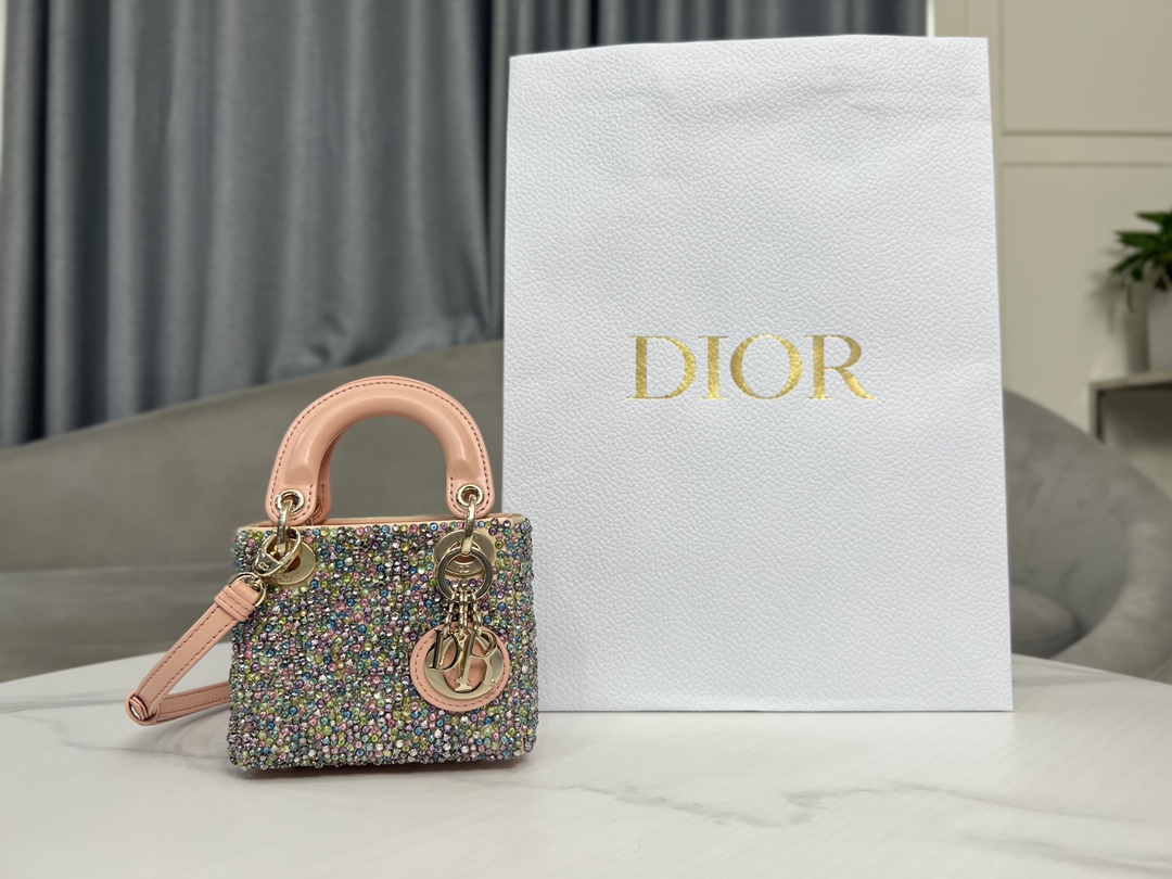 Lady Dior super mini embroidered colorful beads and diamonds, with sheep tendons inside. The simple aesthetics of the Lady Dior series embodies D